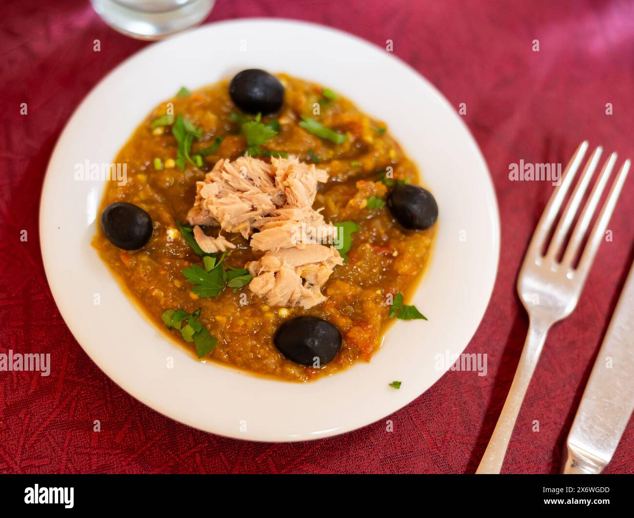 Salade tunisienne de méchouia de légumes grillés avec thon et olives sur le dessus, gros plan Banque D'Images