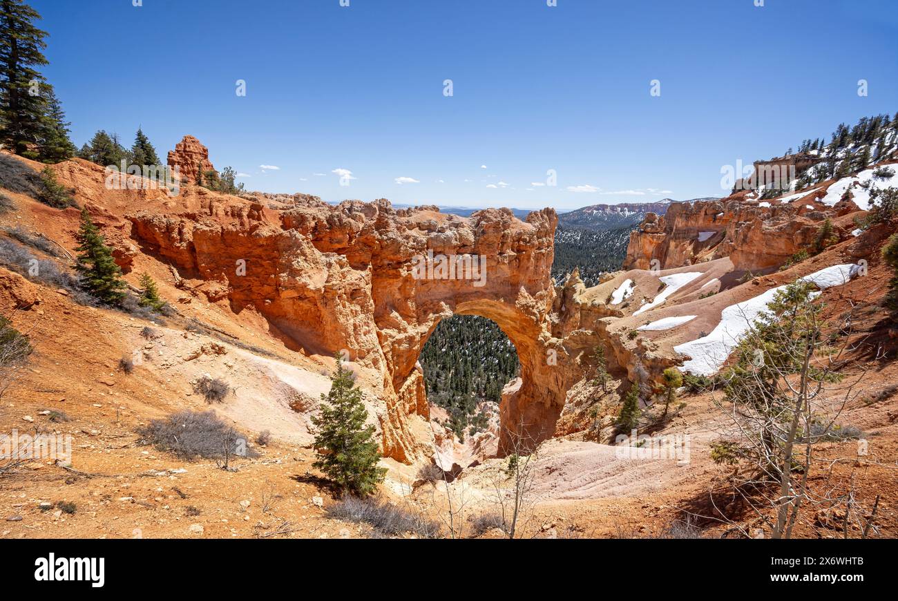 Gros plan d'une arche de pont naturel enneigée dans le parc national de Bryce Canyon, Utah, États-Unis, le 24 avril 2024 Banque D'Images