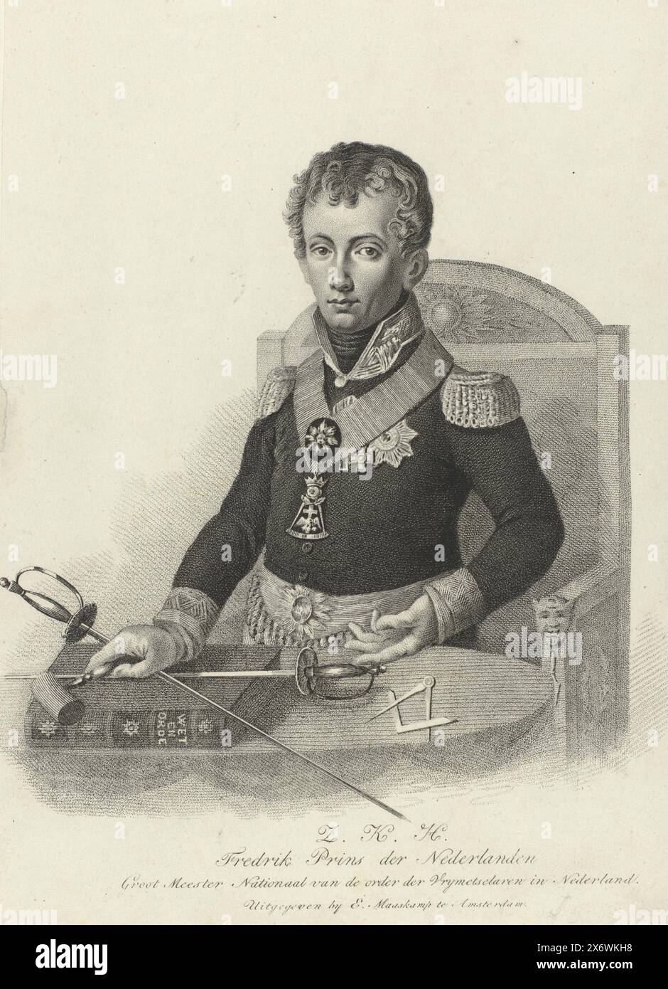 Portrait de Frederik, Prince des pays-Bas, Portrait de Frederik comme Grand Maître des francs-maçons. Il est assis derrière une table. Un marteau dans sa main droite. En dessous se trouve un livre avec deux épées croisées. À côté se trouvent une boussole et un carré. Dans la marge inférieure sont le nom et les titres., print, print Maker : anonyme, éditeur : Evert Maaskamp, (mentionné sur l'objet), imprimeur : pays-Bas, éditeur : Amsterdam, 1816 - 1834, papier, gravure, gravure, hauteur, 295 mm × largeur, 207 mm Banque D'Images