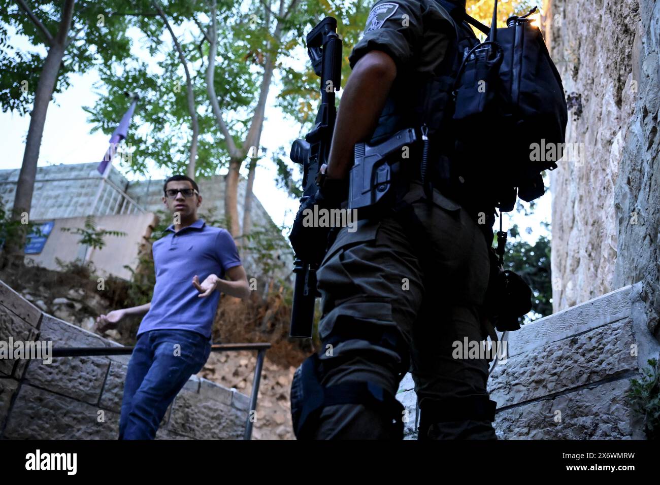Jérusalem, Israël. 16 mai 2024. Un policier israélien photographié lors d’une visite à une organisation communautaire Burj Al Luqluq avec Enabel, dans la vieille ville de Jérusalem, dans le cadre d’une mission diplomatique en Israël et dans les territoires palestiniens, à Rammalah, en Palestine, jeudi 16 mai 2024. BELGA PHOTO DIRK WAEM crédit : Belga News Agency/Alamy Live News Banque D'Images