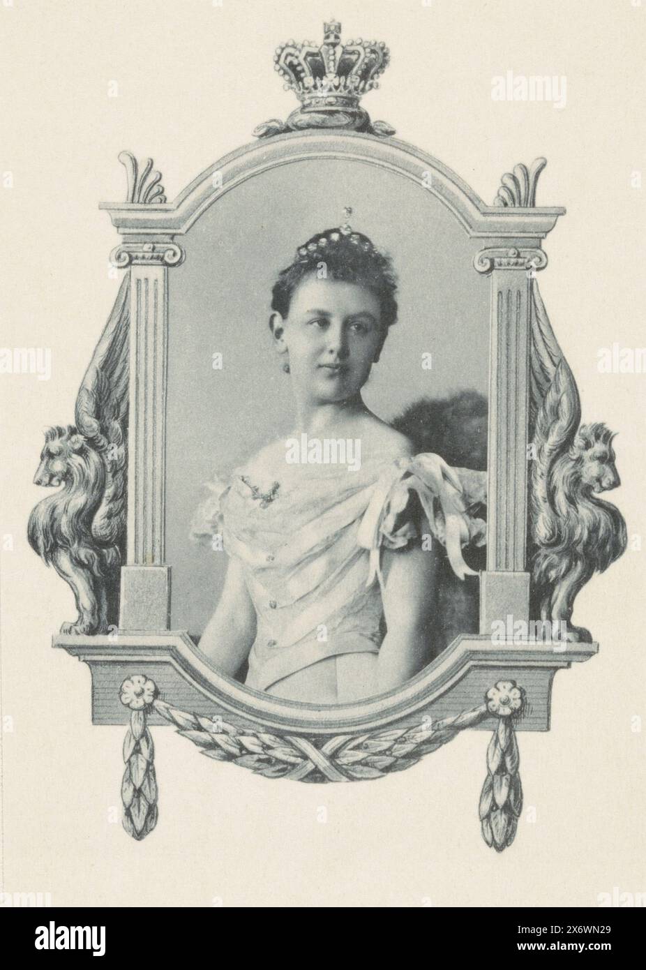 Portrait de Wilhelmine, Reine des pays-Bas, Portrait de Wilhelmine dans un cadre décoré. Une couronne en haut au centre., impression photomécanique, fabricant : anonyme, après dessin par : anonyme, après photo par : Heinrich Wilhelm Wollrabe, pays-Bas, 1897 - 1899, papier, collotype, hauteur, 163 mm × largeur, 102 mm Banque D'Images
