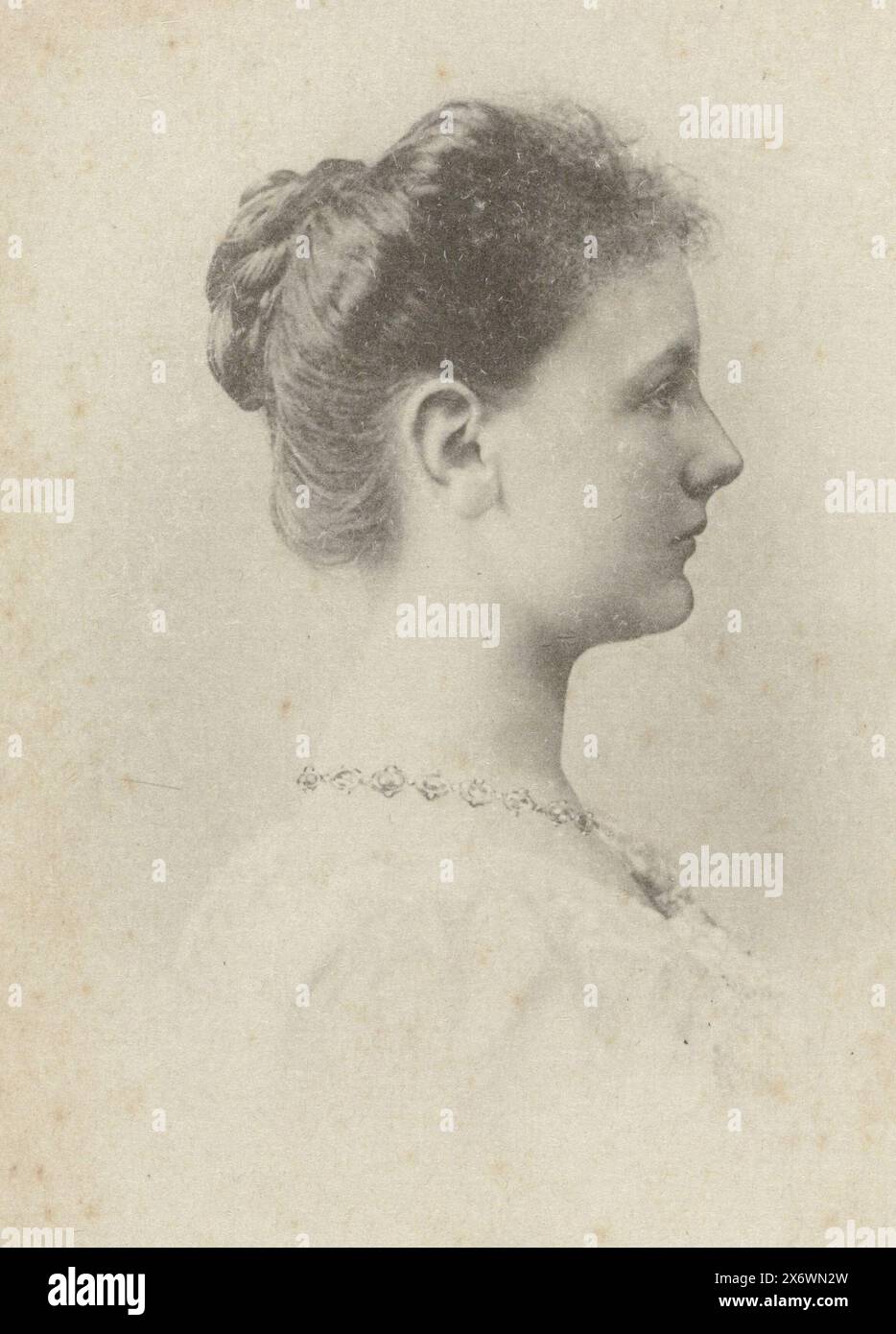Portrait de Wilhelmine, Reine des pays-Bas, tirage photomécanique, Adolphe Zimmermans, anonyme, pays-Bas, 1897 - 1899, papier, collotype, hauteur, 82 mm × largeur, 56 mm Banque D'Images