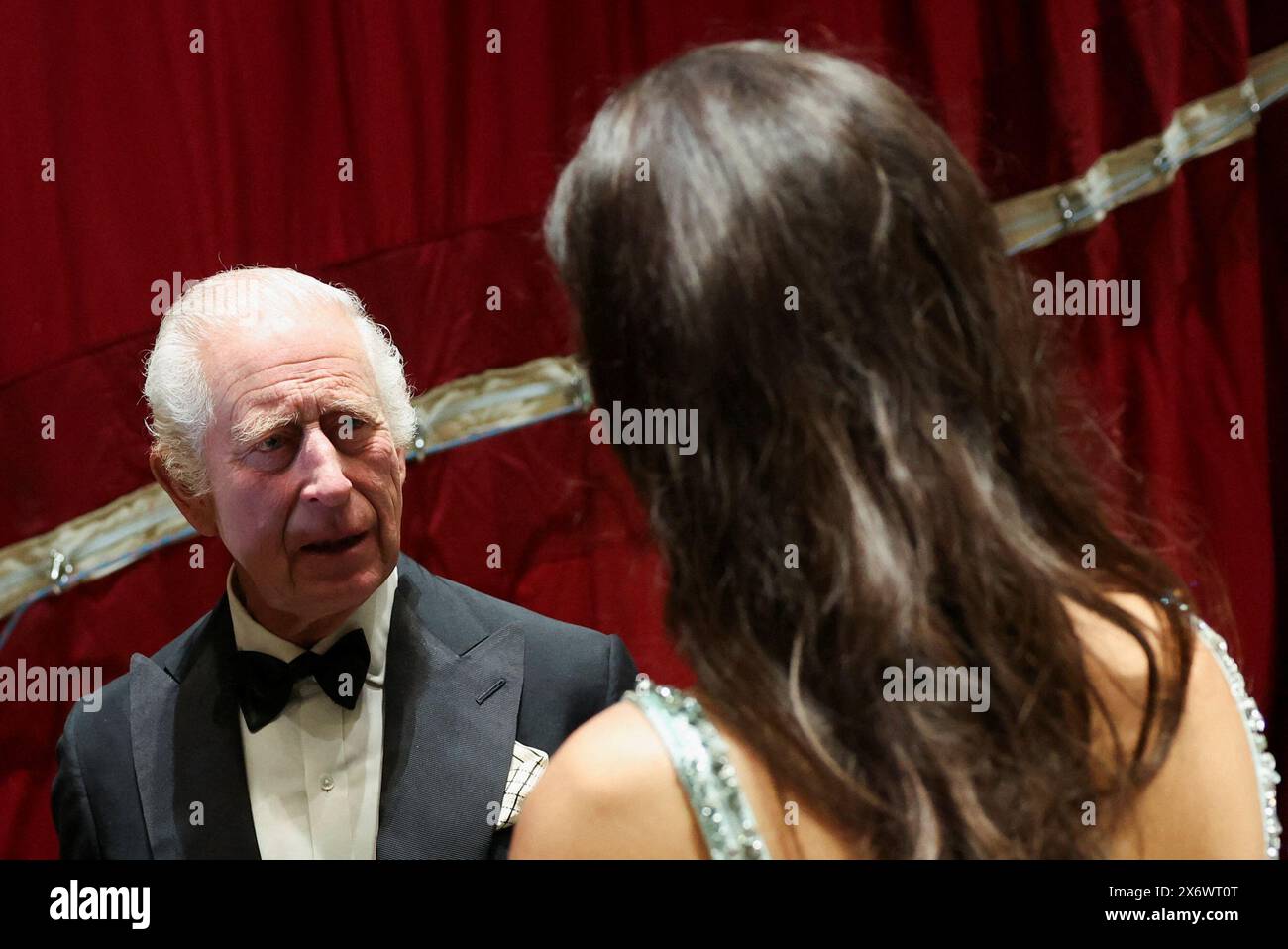Le roi Charles III (à gauche) rencontre les acteurs d'un gala spécial au Royal Opera House de Londres en hommage au directeur musical sortant Sir Antonio Pappano. Date de la photo : jeudi 16 mai 2024. Banque D'Images