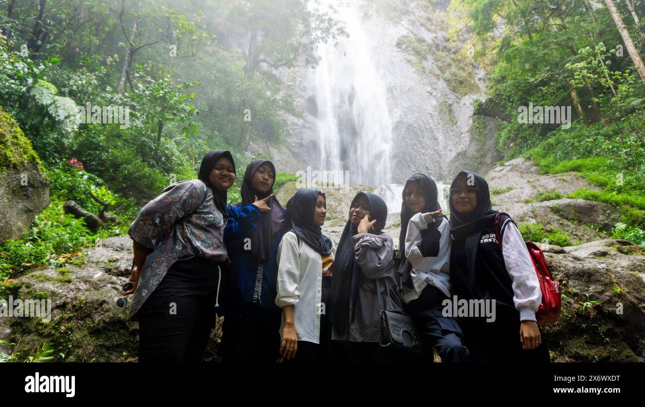 Les gens passent des vacances à la cascade de dolo. Dolo est l'une des cascades de Kediri Banque D'Images