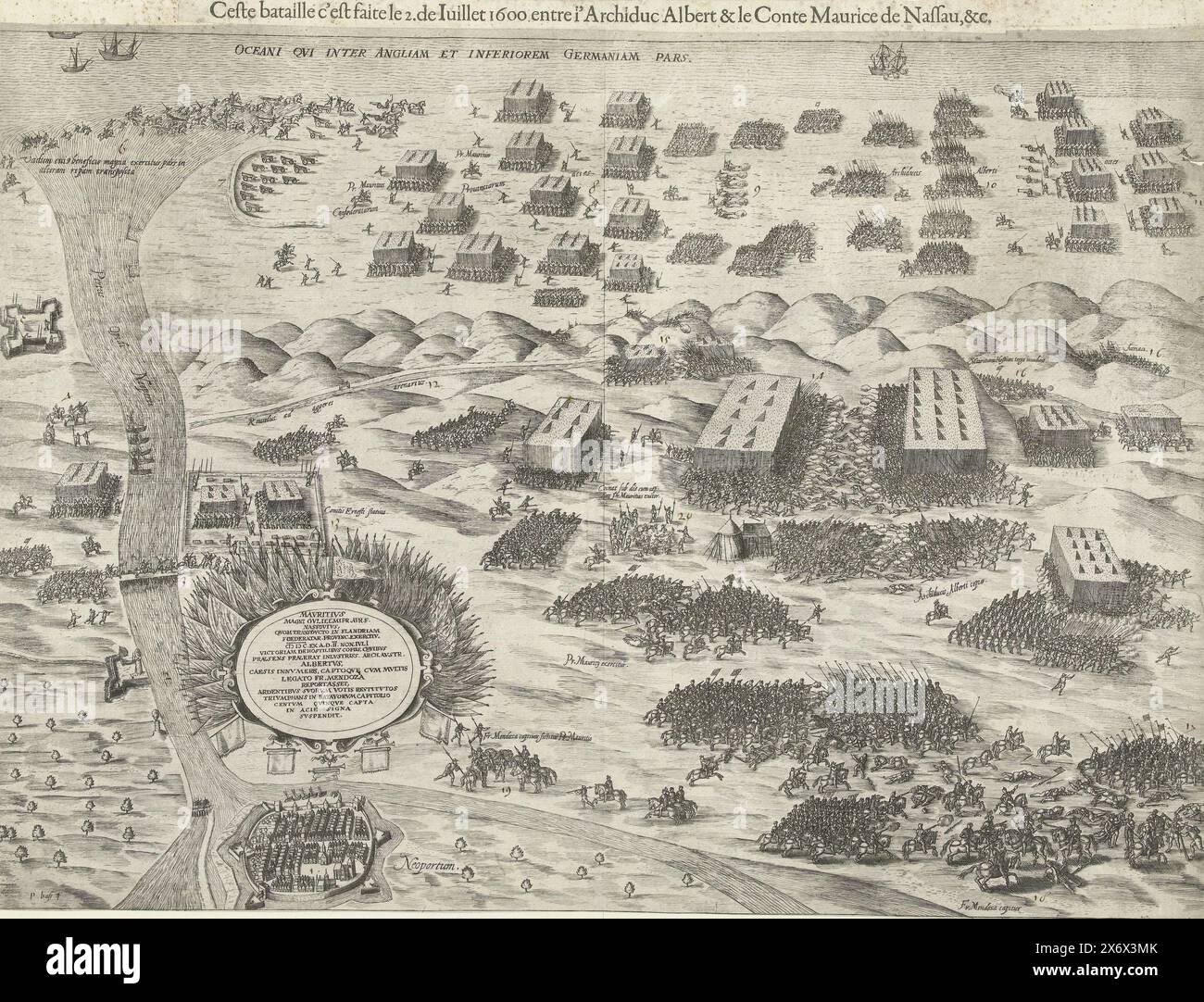 Bataille de Nieuwpoort, 1600, ceste bataille c'est fait le 2. De Iuillet 1600 entre l'Archiduc Albert & le Conte Maurice de Nassau, &c. (Titre sur objet), bataille de Nieuwpoort. Les armées néerlandaise et espagnole se battent sur la plage de Nieuwpoort, le 2 juillet 1600. En bas à gauche un cartouche ovale orné des bannières espagnoles capturées et d'une inscription en latin, en dessous de laquelle se trouve la ville de Nieuwpoort. Avec des inscriptions d'incidents et de noms dans la performance en latin. Les nombres sont écrits dans la représentation avec un stylo. Le titre a été découpé en français et collé au-dessus du Banque D'Images