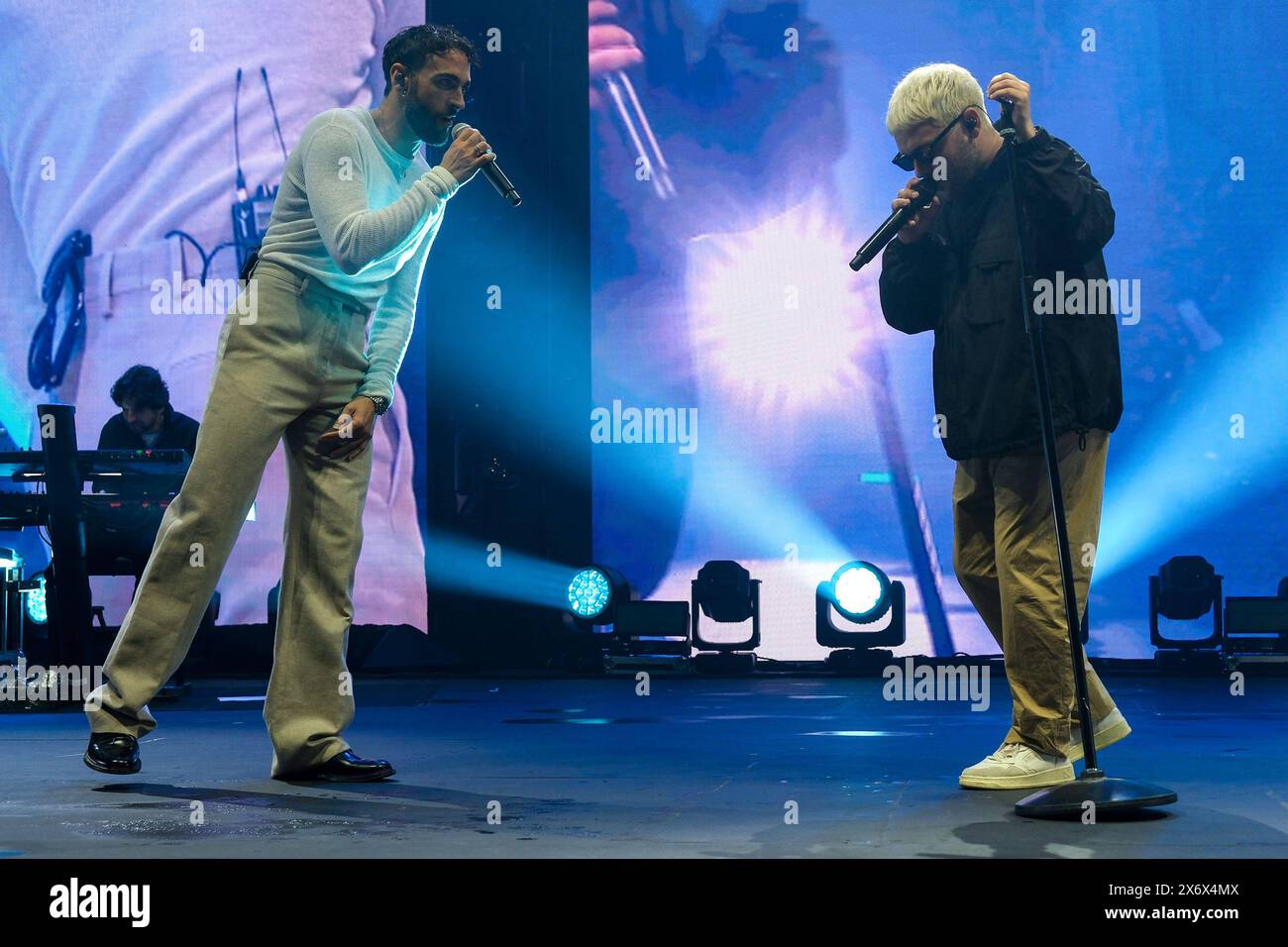 Concert de musique du chanteur italien - Gazzelle - 16.05.24 - Arena di Verona les auteurs-compositeurs italiens Gazzelle, pseudonyme de Flavio Bruno Pardini, duo avec Marco Mengoni sur scène à Arena di Verona pour ses spectacles live spéciaux 16.05.24 - Arena di Verona le 16 mai 2024 à Vérone, Italie. Verona Arena di Verona Italie Copyright : xRobertoxTommasinix/xLiveMediax LPM 1355218 Banque D'Images