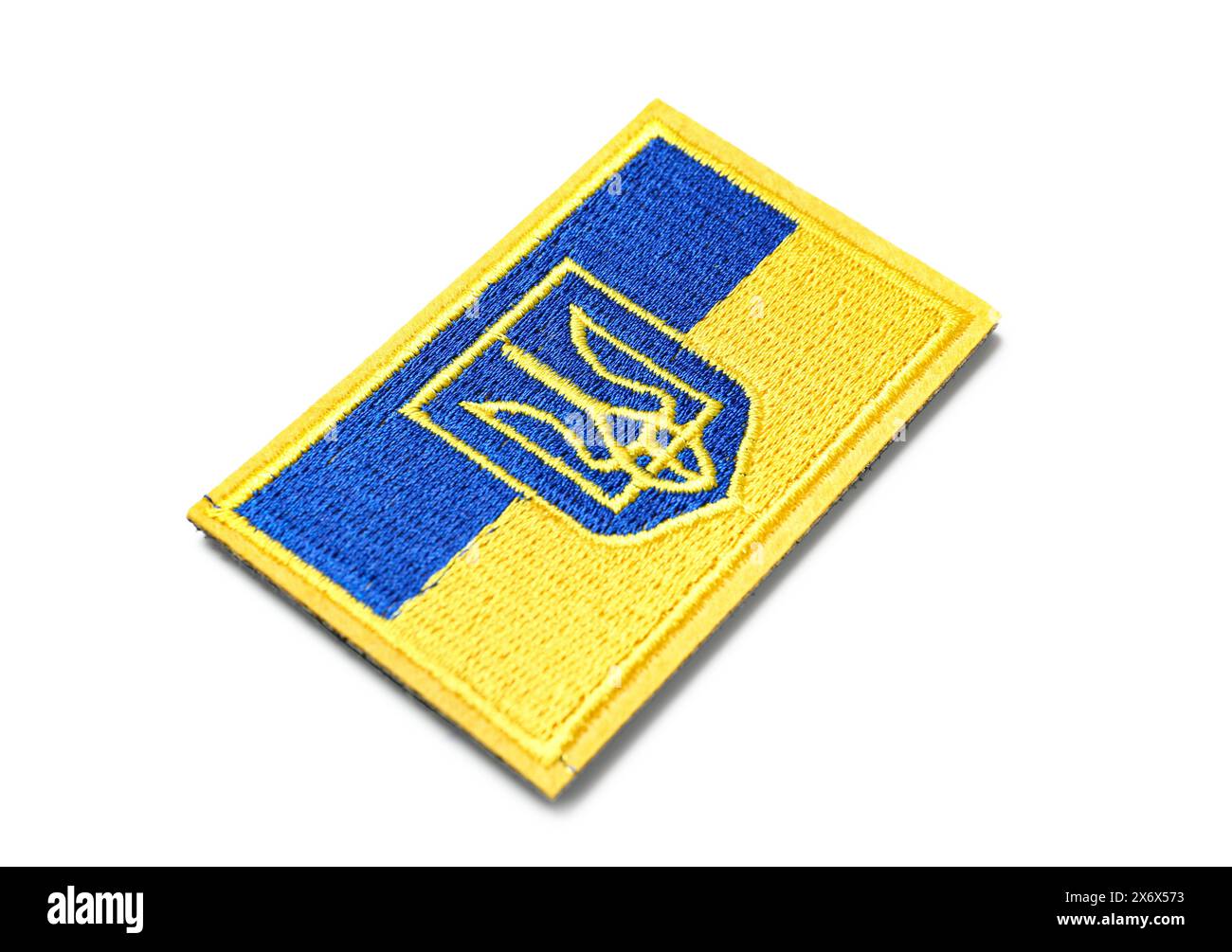 Badge militaire avec trident et drapeau de l'Ukraine isolé sur fond blanc Banque D'Images