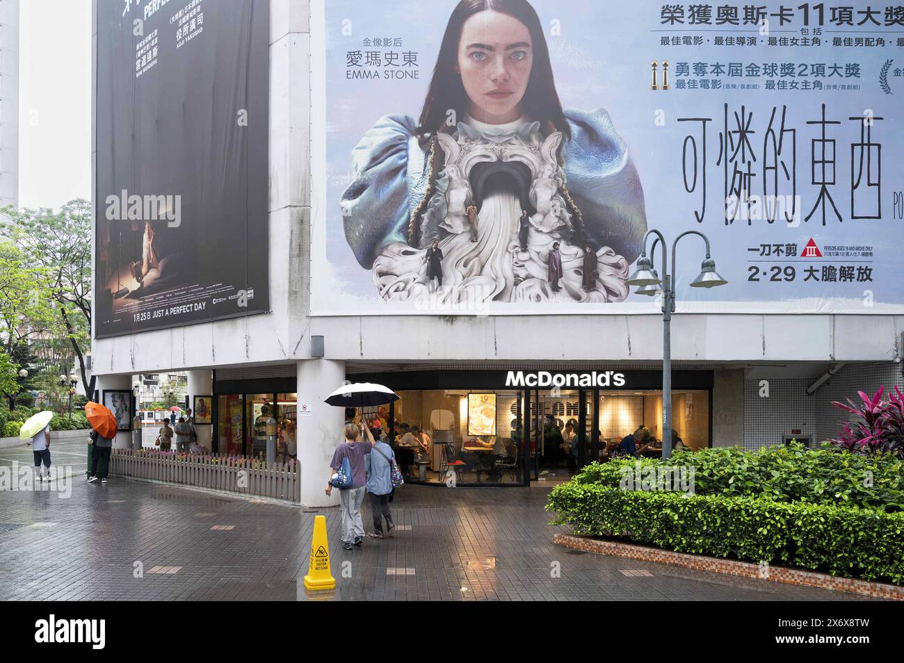 Hong Kong, Chine. 1er mai 2024. Les piétons passent devant un panneau publicitaire du réalisateur Yorgos Lanthimos et distribué par Searchlight Pictures, Poor Things, film à Hong Kong. (Crédit image : © Sebastian Ng/SOPA images via ZUMA Press Wire) USAGE ÉDITORIAL SEULEMENT! Non destiné à UN USAGE commercial ! Banque D'Images