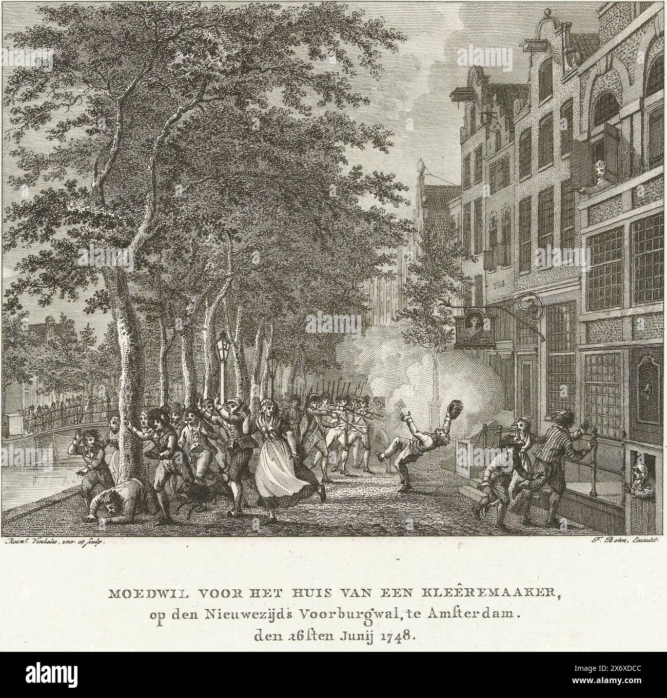 Émeute devant une maison de tailleur à Amsterdam, 1747, Moedwil devant une maison de tailleur, sur le Nieuwezijds Voorburgwal, à Amsterdam. Le 26 juin 1748 (titre sur objet), troubles lors de l'émeute de Pachter devant la maison d'un tailleur sur le Nieuwezijds Voorburgwal à Amsterdam, où un Suédois qui avait pillé dans la rue est abattu par la garde civile, 26 juin 1748., imprimerie, imprimerie: Reinier Vinkeles (I), (mentionné sur l'objet), d'après son propre dessin par : Reinier Vinkeles (I), (mentionné sur l'objet), éditeur : François Bohn, (mentionné sur l'objet), pays-Bas du Nord, (éventuellement), 1800 Banque D'Images