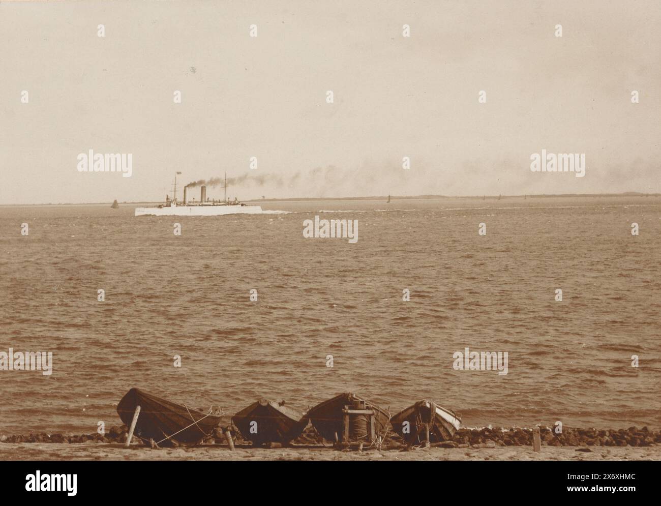 Navire de la marine HR. MS. Zeeland au large de la côte de Den Helder, 'Zeeland' (titre sur l'objet), photographie de cabinet, Anna Clasina Leijer, (mentionné sur l'objet), Den Helder, 1890 - 1910, papier baryta, hauteur, 105 mm × largeur, 165 mm Banque D'Images