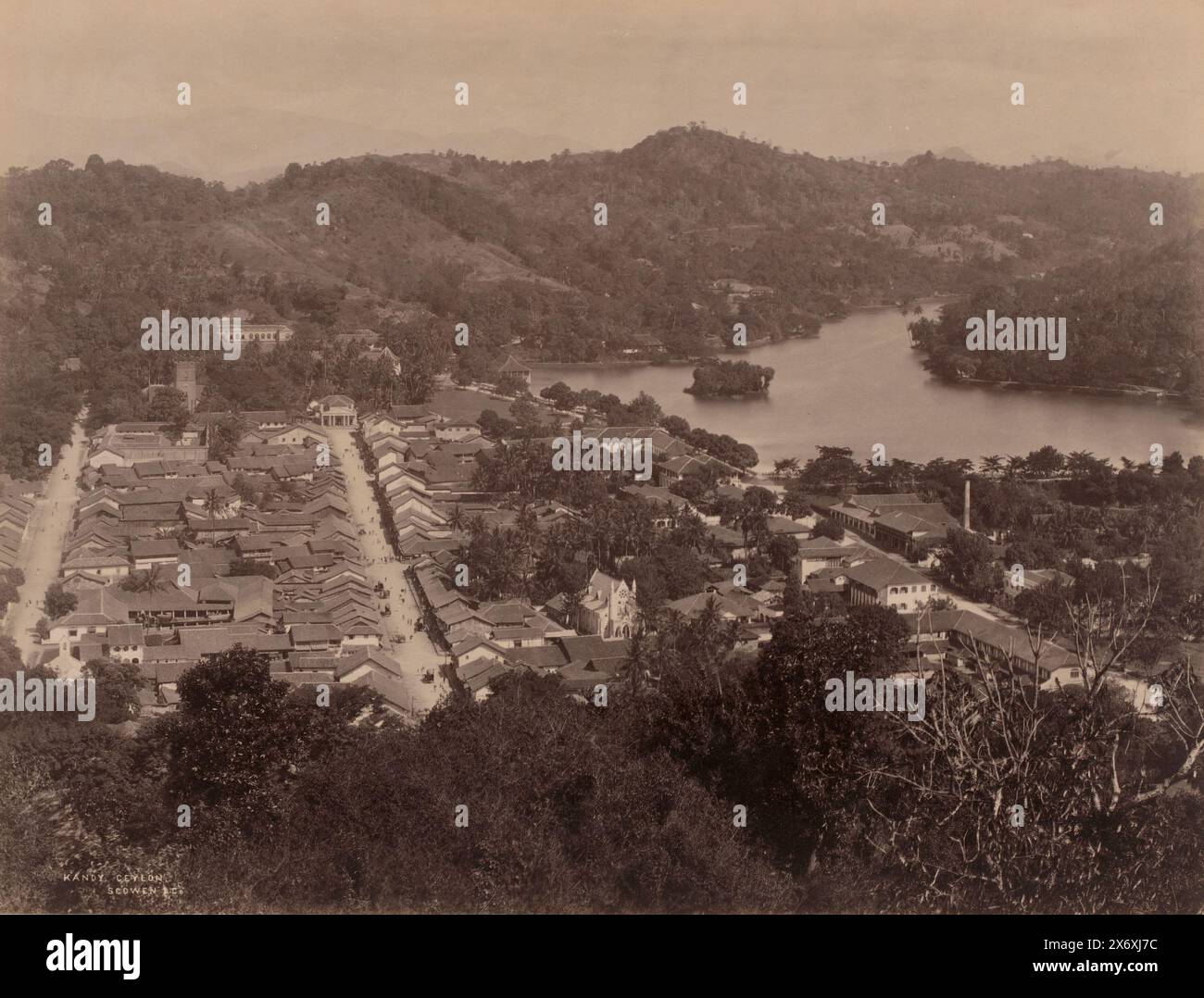 Vue de Kandy, Sri Lanka, vue de la ville de Kandy dans le district du même nom, Sri Lanka., photographie, Charles T. Scowen & Co, (mentionné sur l'objet), Kandy, c. 1870 - c. 1890, papier, impression albumine, hauteur, 213 mm, largeur, 281 mm, hauteur, 323 mm, largeur, 407 mm Banque D'Images