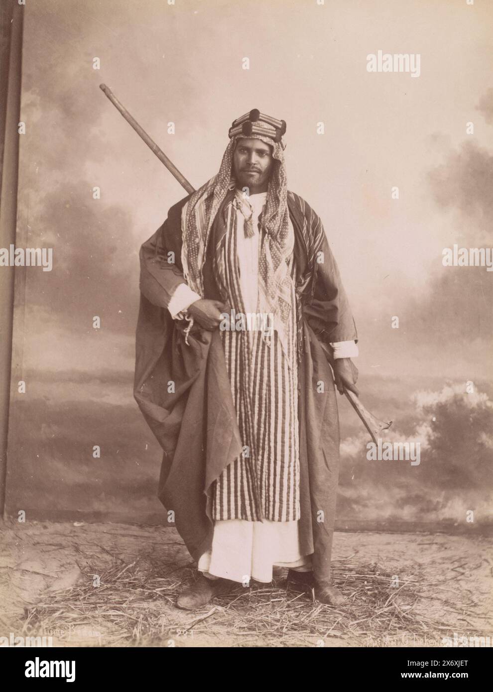 Portrait d'un bédouin inconnu, costume Bedoin (titre sur l'objet), photographie, G. Lekegian & Co, (mentionné sur l'objet), Midden-Oosten, 1887 - 1900, papier, impression albumen, hauteur, 212 mm × largeur, 271 mm Banque D'Images