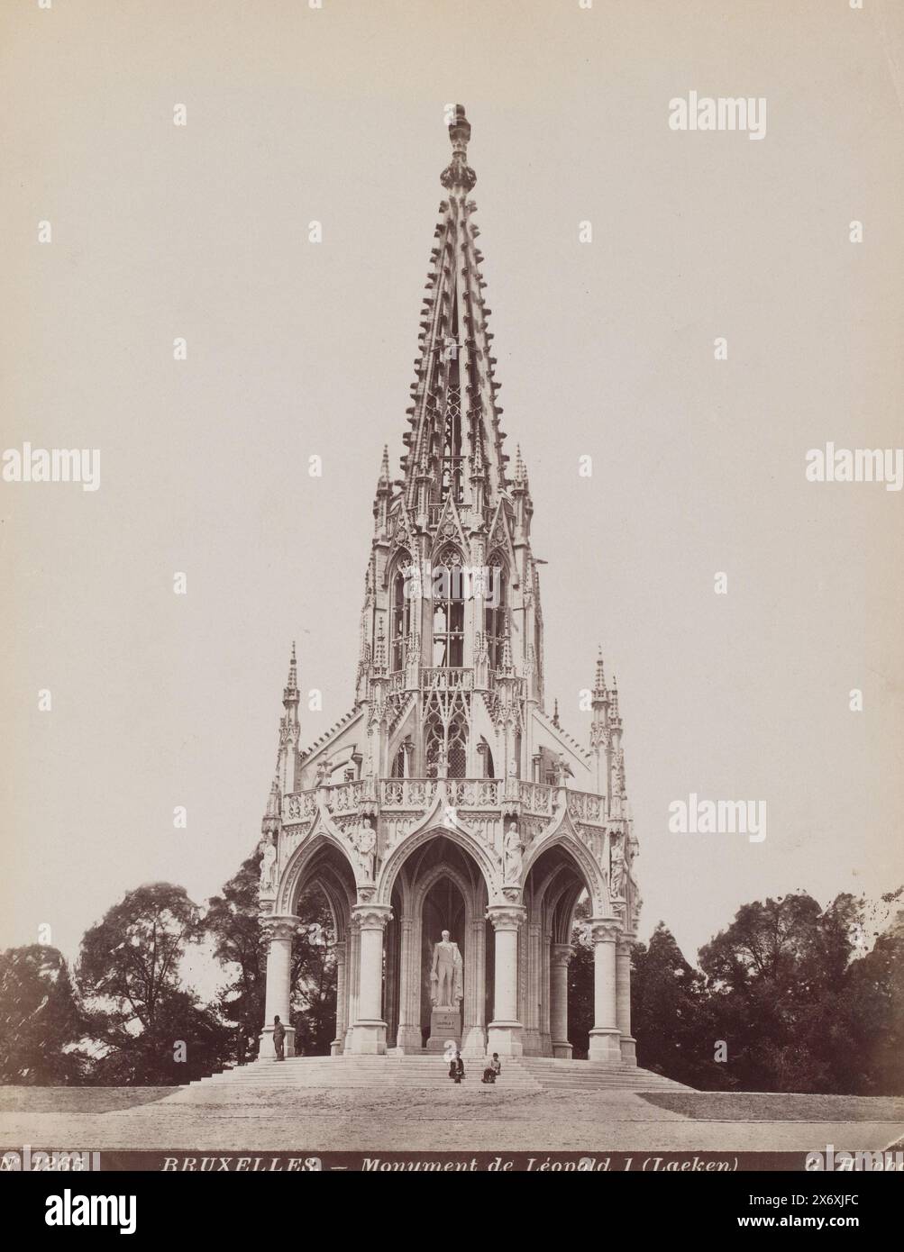 Monument au roi Léopold Ier de Belgique à Bruxelles, Belgique, Monument de Léopold Ier (Laeken) (titre sur objet), Bruxelles (titre de la série sur objet), photographie, Gustave Hermans, (mentionné sur objet), Laeken, 1884 - 1914, papier, impression albumine, hauteur, 281 mm × largeur, 218 mm Banque D'Images