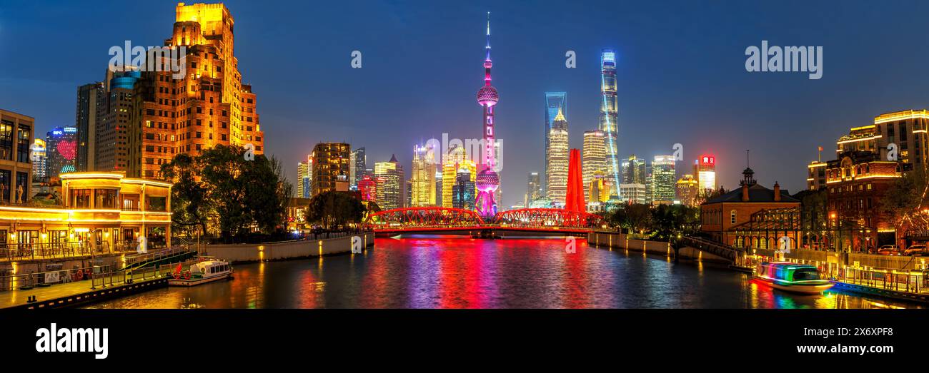 Shanghai, Chine - 10 avril 2024 : Shanghai Skyline au Bund avec Oriental Pearl Tower Downtown Panorama nocturne à Shanghai, Chine. Banque D'Images