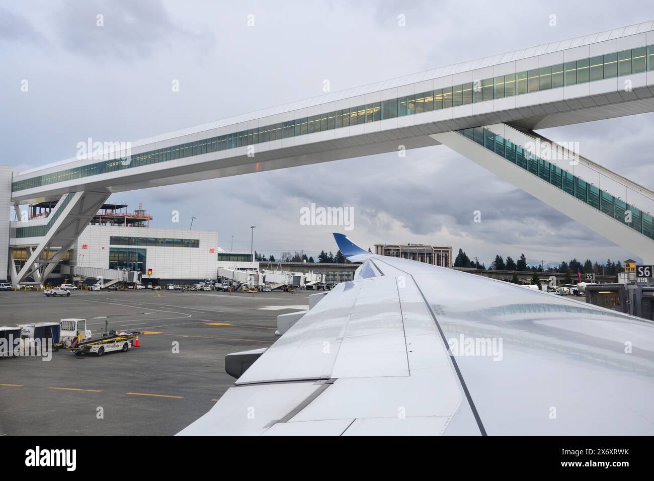 SeaTac, WA, États-Unis - 4 mars 2024 ; pont aérien moderne des arrivées internationales à l'aéroport de Seatac au-dessus de l'aile de l'avion Banque D'Images