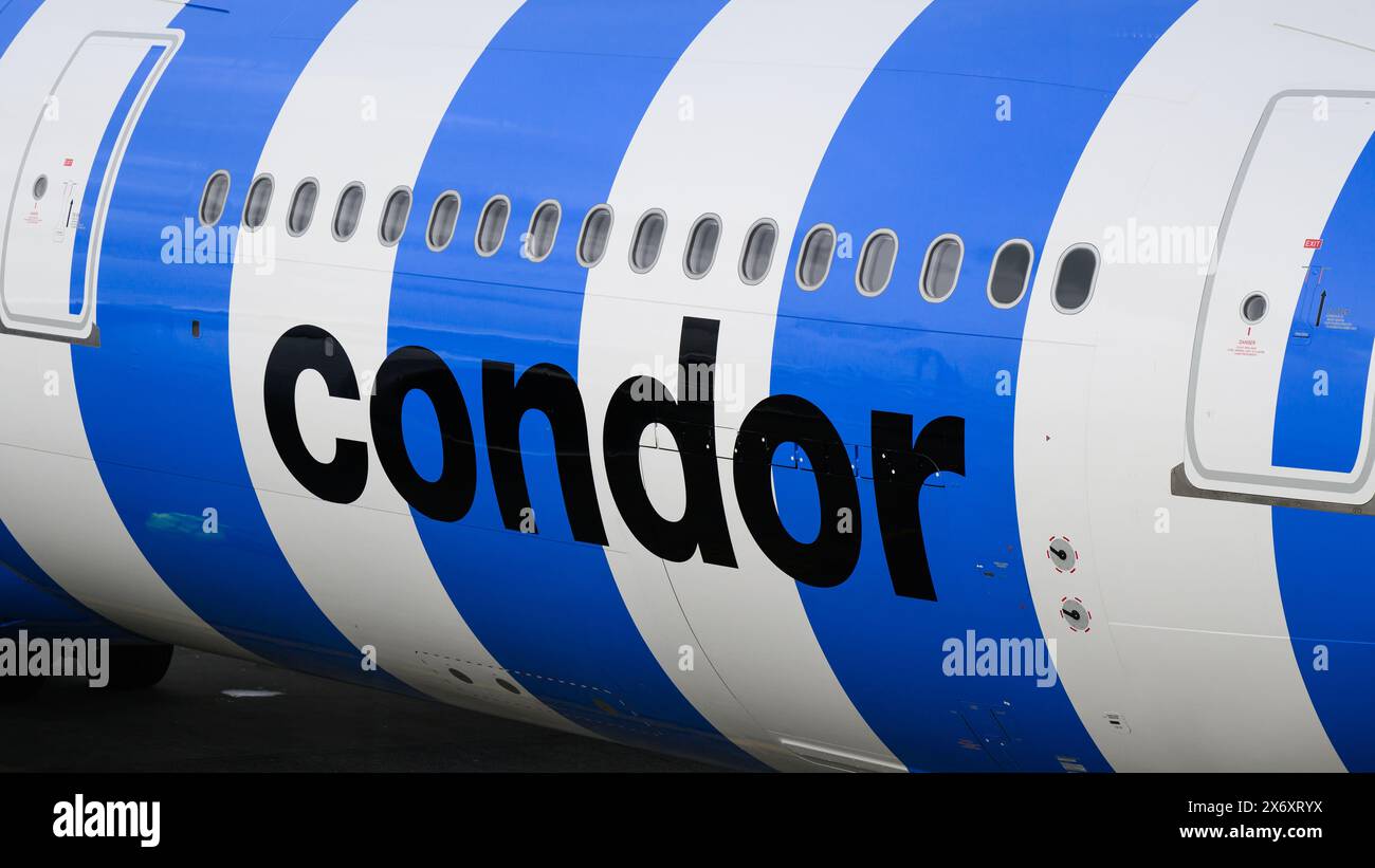 SeaTac, WA, États-Unis - 4 mars 2024 ; Condor A330-900 avion en bonbons bleu et blanc rayé avec son nom Banque D'Images