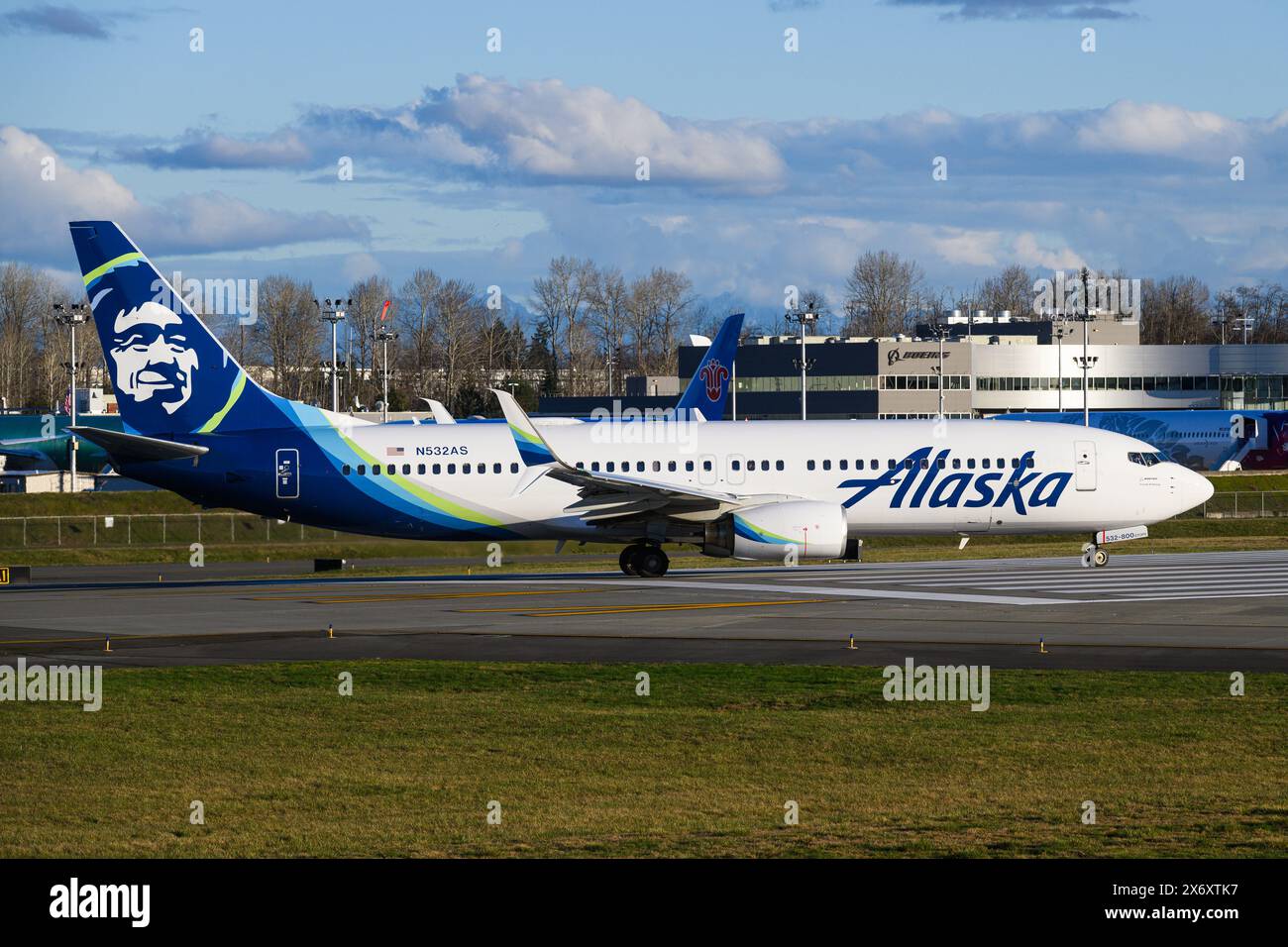 Everett, WA, États-Unis - 22 février 2024 ; Alaska Airlines Boeing 737 800 N532AS sur piste à KPAE avec logo eskimo Banque D'Images