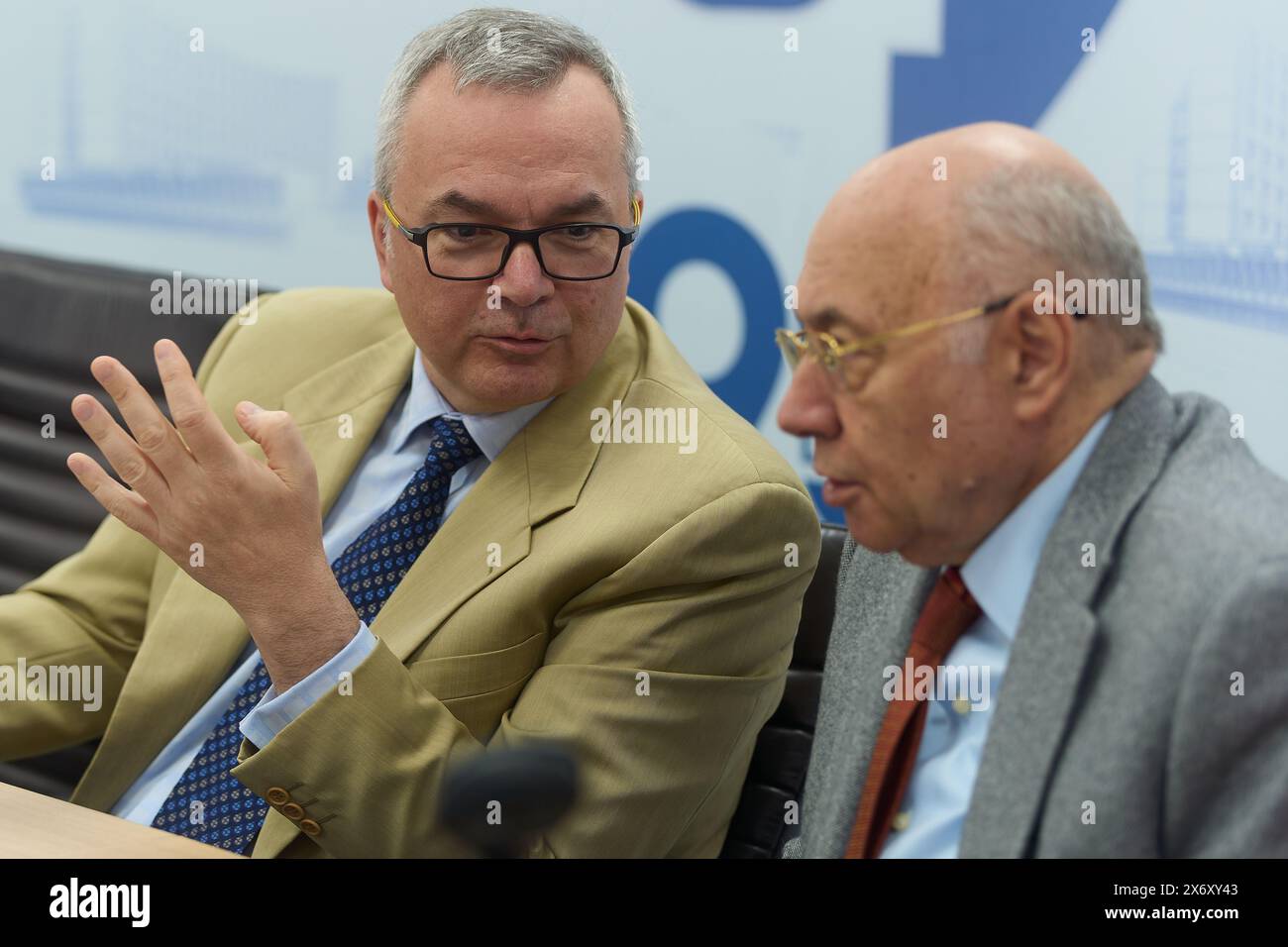 Bucarest, Roumanie. 16 mai 2024 : Gabriel Oniscu (à gauche), Président de la Société européenne de transplantation d’organes, s’entretient avec Irinel Popescu, Professeur docteur en chirurgie à l’Institut clinique Fundeni, la première à effectuer une greffe de foie en Roumanie, lors de la conférence de presse organisée par Romtransplant et la Société européenne de transplantation d’organes, qui annonce l'organisation du Congrès ROMTRANSPLANT, 8-9 octobre 2024 à Bucarest et lance le concept de mort cardio-circulatoire pour débat dans l'espace public. Crédit : Lucian Alecu/Alamy Live News Banque D'Images