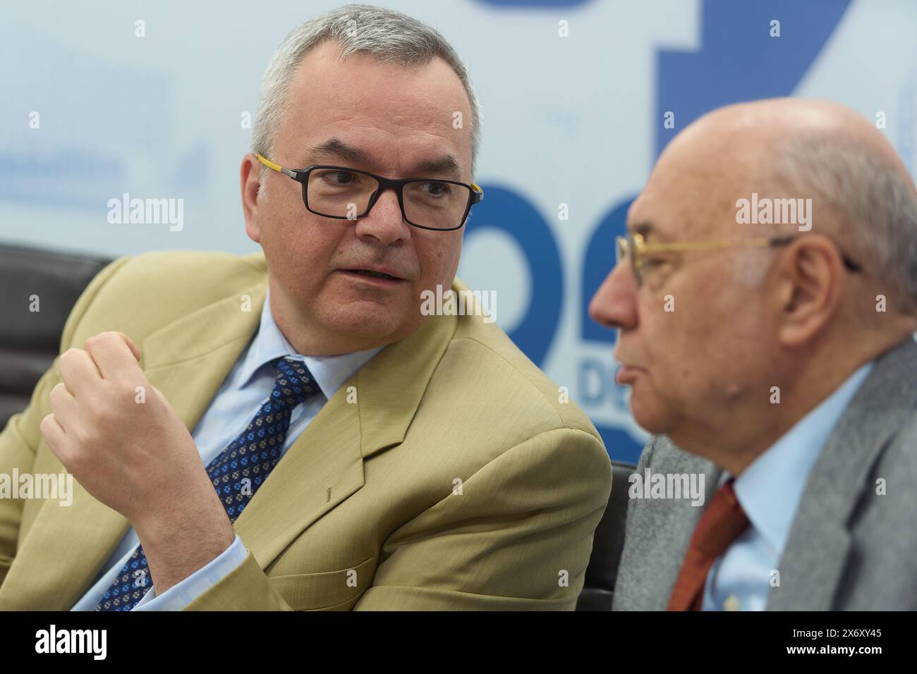 Bucarest, Roumanie. 16 mai 2024 : Gabriel Oniscu (à gauche), Président de la Société européenne de transplantation d’organes, s’entretient avec Irinel Popescu, Professeur docteur en chirurgie à l’Institut clinique Fundeni, la première à effectuer une greffe de foie en Roumanie, lors de la conférence de presse organisée par Romtransplant et la Société européenne de transplantation d’organes, qui annonce l'organisation du Congrès ROMTRANSPLANT, 8-9 octobre 2024 à Bucarest et lance le concept de mort cardio-circulatoire pour débat dans l'espace public. Crédit : Lucian Alecu/Alamy Live News Banque D'Images