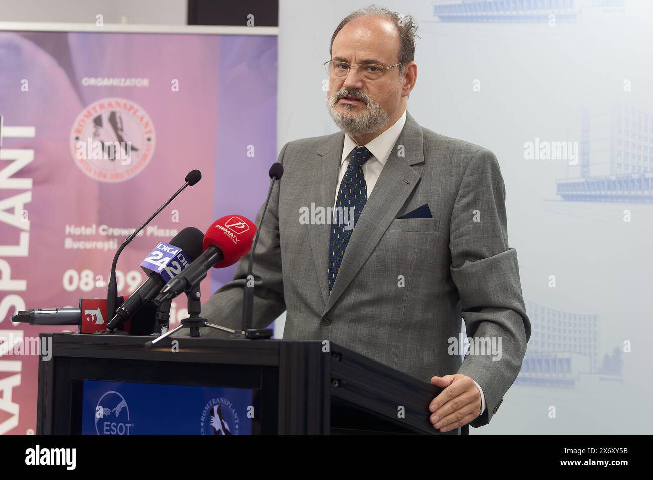 Bucarest, Roumanie. 16 mai 2024 : Horatiu Moldovan, chirurgien cardiaque en chef au Centre médical de Sanador, intervient lors de la conférence de presse organisée par Romtransplant et la Société européenne de transplantation d’organes, qui annonce l'organisation du Congrès ROMTRANSPLANT, 8-9 octobre 2024 à Bucarest et lance le concept de «mort cardio-circulatoire» pour débat dans l'espace public, à l'hôpital clinique d'urgence Floreasca Bucarest. Crédit : Lucian Alecu/Alamy Live News Banque D'Images