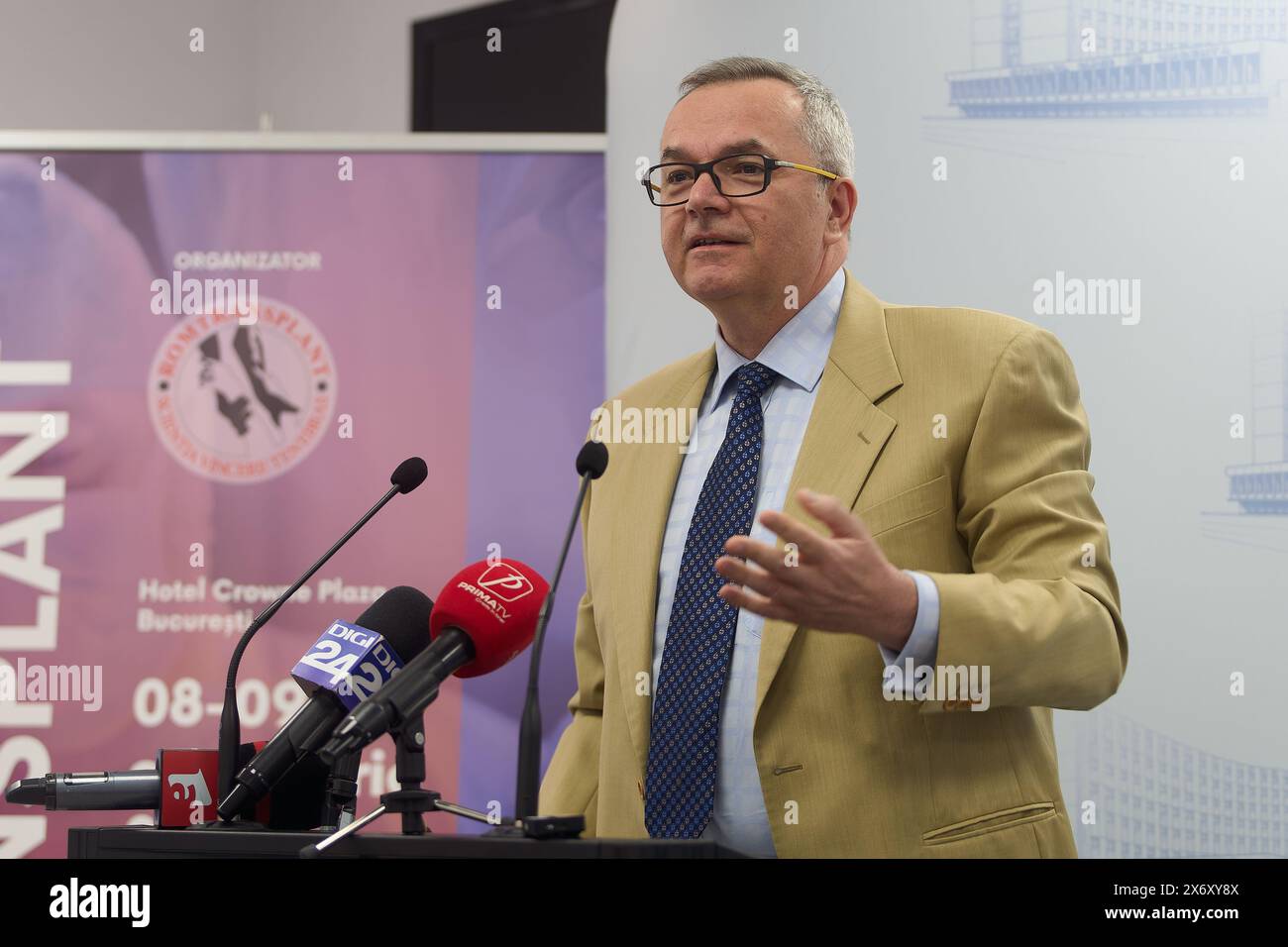 Bucarest, Roumanie. 16 mai 2024 : Gabriel Oniscu, Professeur de chirurgie de transplantation à l'Institut Karolinska, Chef de la Division de transplantation - CLINTEC, Président de la Société européenne de transplantation d'organes, intervient lors de la conférence de presse organisée par Romtransplant et la Société européenne de transplantation d'organes, qui annonce l'organisation du Congrès ROMTRANSPLANT, 8-9 octobre 2024 à Bucarest et lance le concept de «mort cardio-circulatoire» pour débat dans l'espace public, à l'hôpital clinique d'urgence Floreasca Bucarest. Crédit : Lucian Alecu/Alamy Live News Banque D'Images