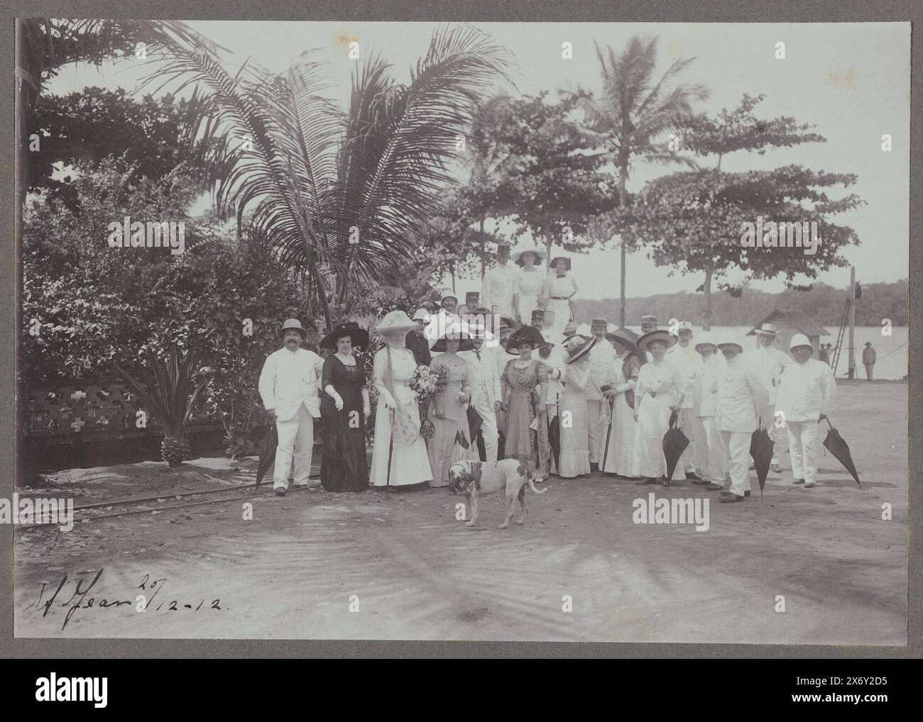 Compagnie posant au bord du fleuve à Saint Jean, portrait de groupe d'une compagnie posant au bord du fleuve à Saint-Jean-du-Maroni en Guyane française le 20 décembre 1912. Partie d'un groupe de photos de la famille Boom-Gongrijp au Suriname., photographie anonyme, Frans Guyana, 20-Dec-1912, support photographique, hauteur, 167 mm × largeur, 211 mm Banque D'Images