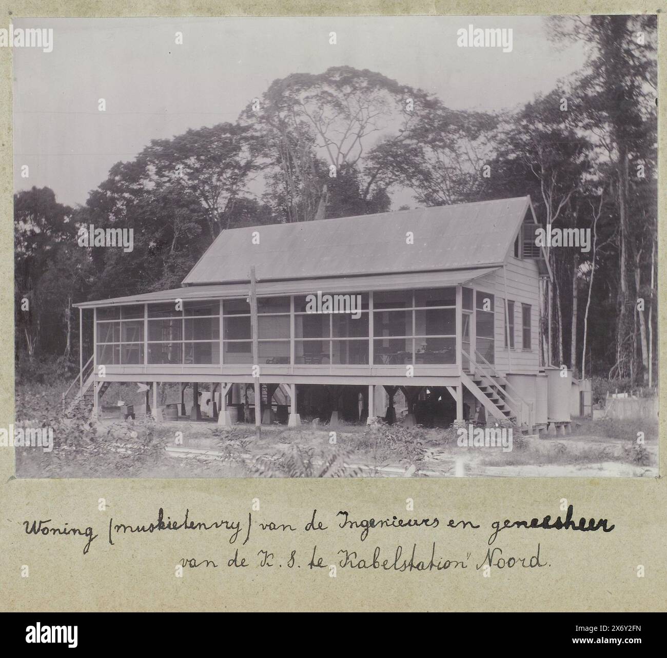Maison (sans moustiques) des ingénieurs et du médecin du K.S. à la 'Cable Station' Nord (titre sur l'objet), la maison des ingénieurs et du médecin du camp (J.E. Wesenhagen) à la station du câble sur le côté nord. Photo dans l'album photo sur la construction du chemin de fer de Lawa au Suriname dans les années 1903-1912. Partie d'un groupe d'objets de la famille Wesenhagen au Suriname., photographie, anonyme, Suriname, 1905 - 1910, support photographique, hauteur, 116 mm × largeur, 163 mm Banque D'Images