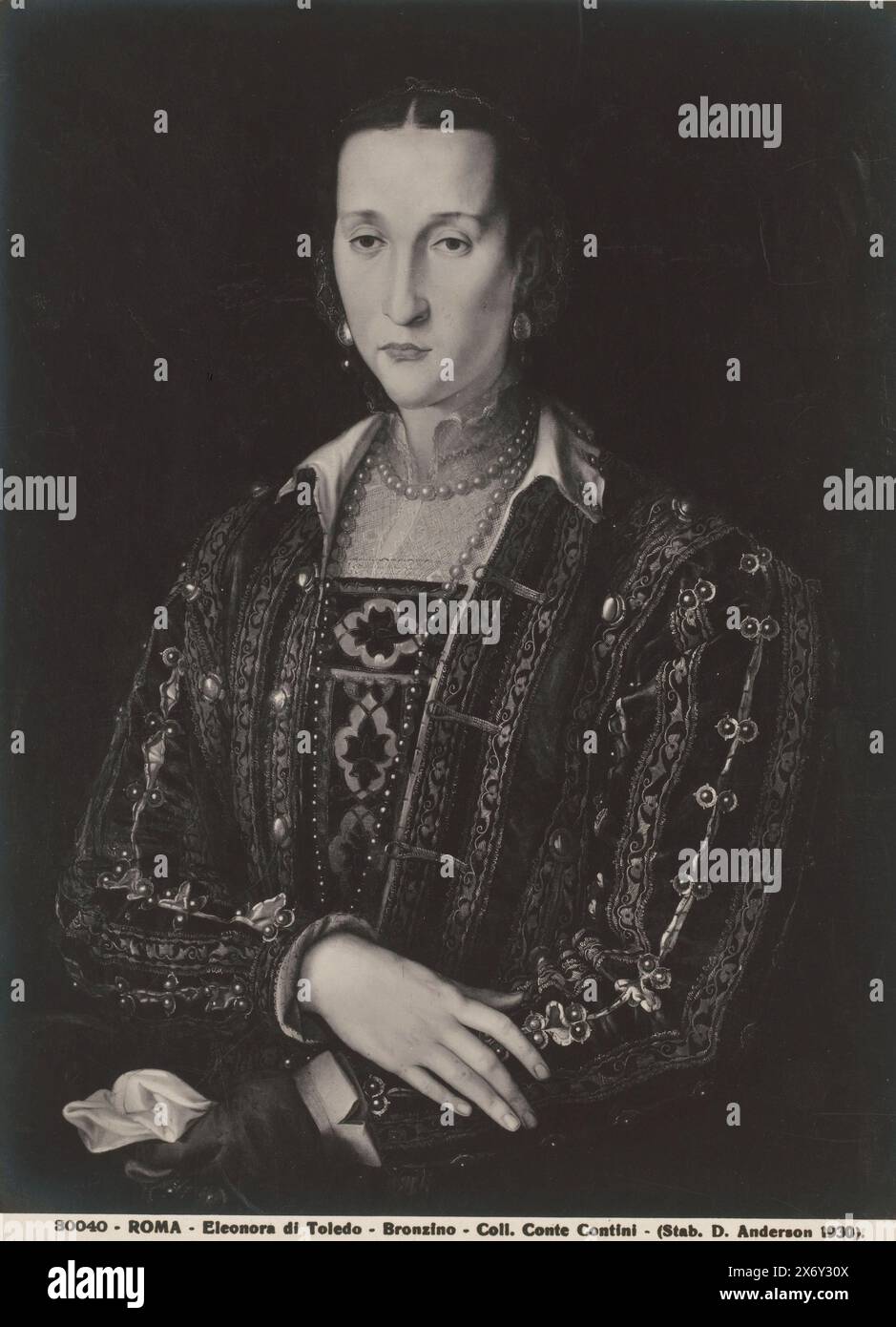 Reproduction photographique du portrait peint d'Eleanor de Tolède par Angelo Bronzino, Roma, Eleonora di Toledo, Bronzino, Coll. Conte Contini (titre sur l'objet), photographie, Domenico Anderson, (mentionné sur l'objet), après peinture par : Angelo Bronzino, (mentionné sur l'objet), Rome, 1930, papier baryta, impression argentée gélatine, hauteur, 244 mm × largeur, 183 mm Banque D'Images