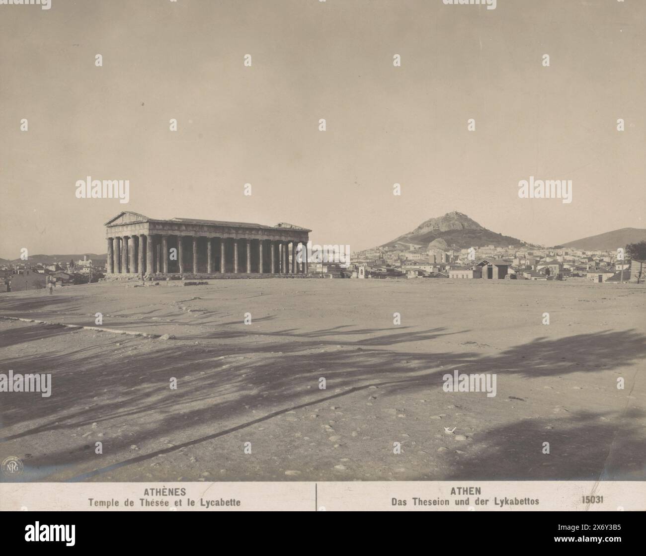 Temple de Hephaistos et du Lycabette à Athènes, Athènes Temple de Thésée et le Lycabette, Athen Das Theseion und der Lykabettos (titre sur l'objet), photographie, anonyme, Neue Photographische Gesellschaft, (mentionné sur l'objet), Athene, Steglitz, 1905, papier baryta, impression argentée gélatine, hauteur, 189 mm × largeur, 240 mm Banque D'Images