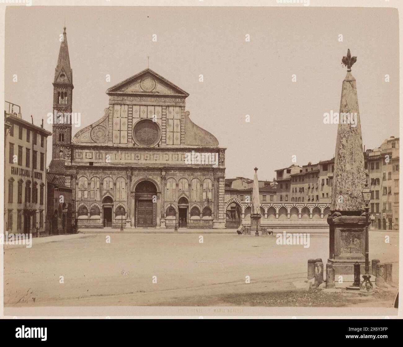 Extérieur de la Santa Maria Novella à Florence, Italie, S. Maria Novella (titre sur objet), Firenze (titre de la série sur objet), photographie, anonyme, Florence, 1851 - 1900, carton, impression albumine, hauteur, 251 mm × largeur, 324 mm Banque D'Images