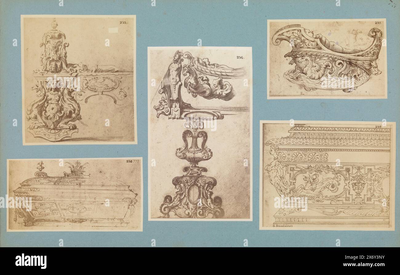Cinq reproductions photographiques de dessins ornementaux de berceaux et de sarcophages, en haut à gauche (255) un dessin de berceau avec ornement, en bas à gauche (258) un croquis de sarcophage, au milieu (256) un dessin de berceau, en haut à droite (257) un dessin de berceau avec des hippocampes, en bas à droite (259) un dessin d'un sarcophage., photographie, anonyme, après dessin par : Bernardo Buontalenti, (mentionné sur l'objet), Europe, après dessin par : Italie, c. 1875 - c. 1900, carton, impression albumine, hauteur, 320 mm × largeur, 499 mm Banque D'Images