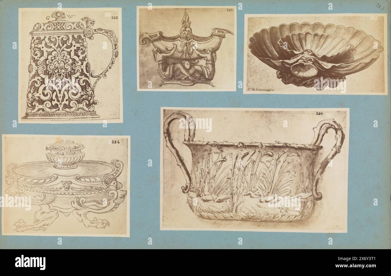 Cinq reproductions photographiques d'une estampe et de dessins de vaisselle, en haut à gauche (323) une estampe d'une tasse avec couvercle, en bas à gauche un dessin d'un récipient avec des figurines féminines ailées, en haut au centre (325) un dessin d'un récipient avec deux femmes assises, en haut à droite dessin d'une coquille, en bas à droite (327) dessin d'un tonneau avec une représentation de canards., photographie, anonyme, après dessin par : Polidoro da Caravaggio, Europe, c. 1875 - c. 1900, carton, impression albumine, hauteur, 319 mm × largeur, 499 mm Banque D'Images
