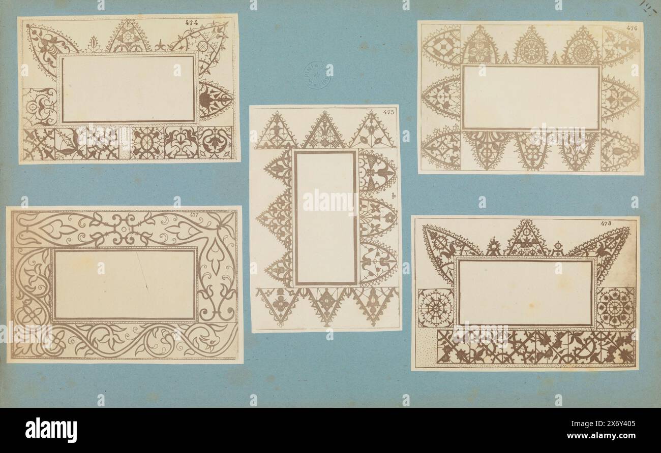 Cinq reproductions photographiques d'estampes ornementales, en haut à gauche (474) une impression de motifs végétaux abstraits, en bas à gauche (477) une impression d'un ornement de bande avec un motif végétal abstrait, au centre (475) une impression de motifs végétaux abstraits, en haut à droite (476) une impression de motifs végétaux abstraits, en bas à droite (478) une impression d'une bande avec des motifs végétaux abstraits., photographie, anonyme, après impression par : Anonymous, Europe, c. 1875 - c. 1900, carton, impression albumine, hauteur, 318 mm × largeur, 500 mm Banque D'Images