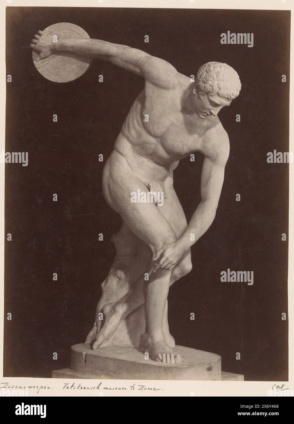 Sculpture d'un lanceur de disques dans les musées du Vatican à la Cité du Vatican, photographie, anonyme, Vaticaanse Musea, c. 1875 - c. 1900, carton, impression albumine, hauteur, 244 mm × largeur, 188 mm Banque D'Images