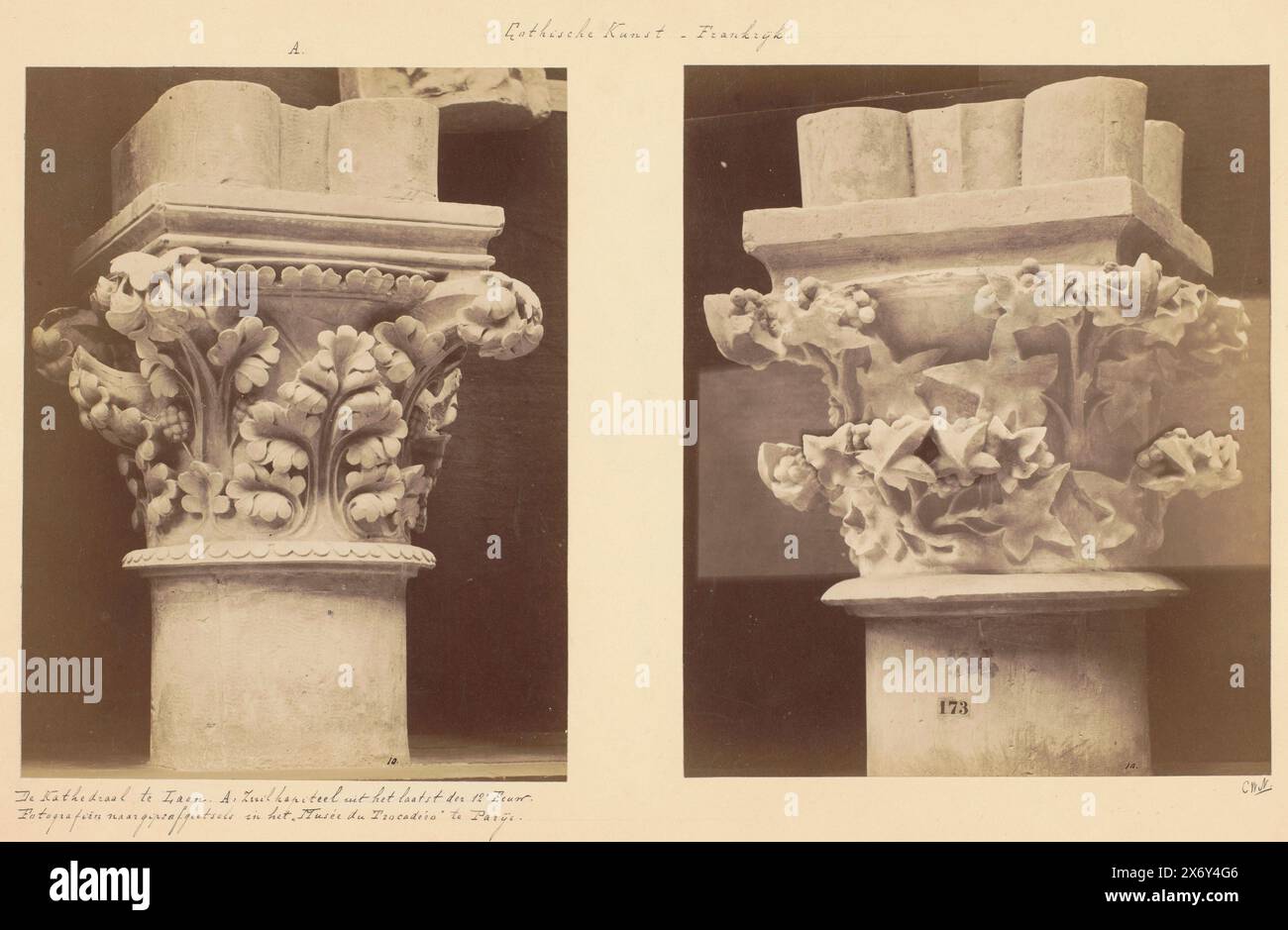 Aperçu de deux moulages en plâtre de chapiteaux, de la cathédrale de Laon, à gauche une chapiteau avec motifs de feuilles, à droite une chapiteau avec motifs de feuilles et fruits., photographie, anonyme, Palais du Trocadéro, c. 1875 - c. 1900, carton, impression albumine, hauteur, 312 mm × largeur, 445 mm Banque D'Images