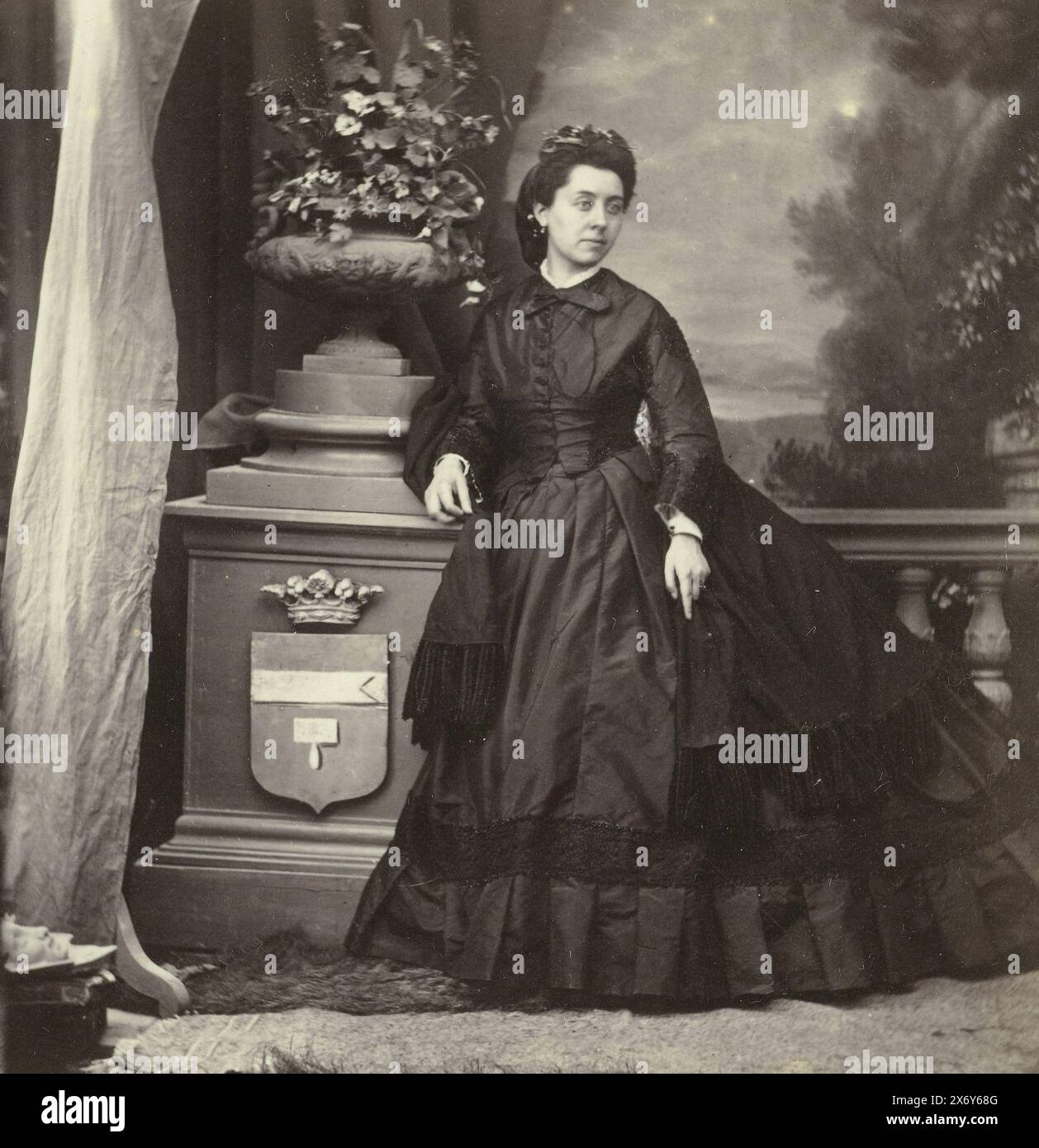 Deux portraits d'une femme inconnue, feuille non découpée avec deux tirages de négatifs différents., photographie, Charles Nègre, (attribué à), France, 1855 - 1863, papier, impression albumine, hauteur, 93 mm × largeur, 157 mm Banque D'Images