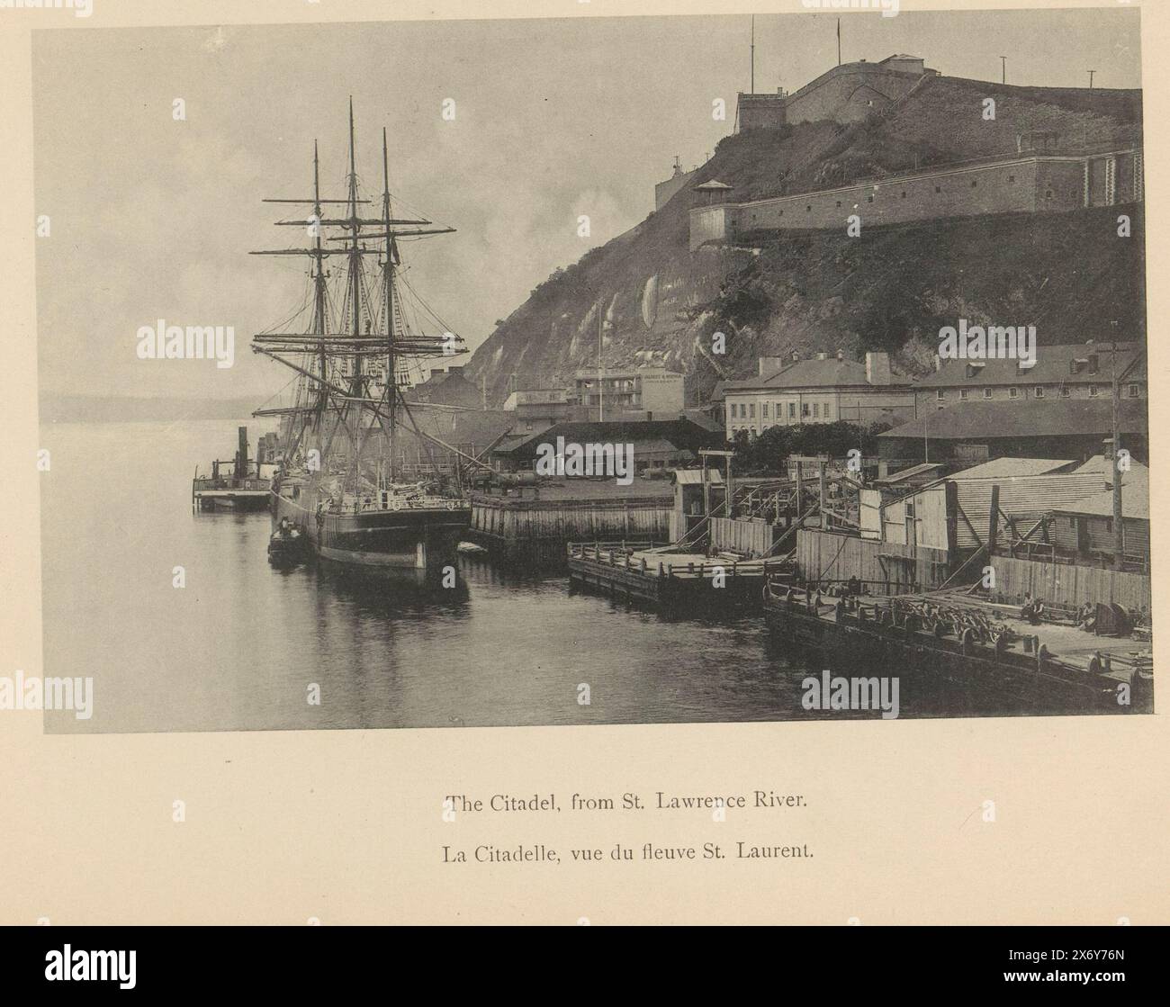 Vue de la Citadelle de Québec avec le Saint-Laurent, la Citadelle, du fleuve Laurent (titre sur objet), estampe photomécanique, Jules-Ernest Livernois, anonyme, Saint-Laurent, c. 1889 - avant 1894, papier, collotype, hauteur, 108 mm × largeur, 169 mm Banque D'Images