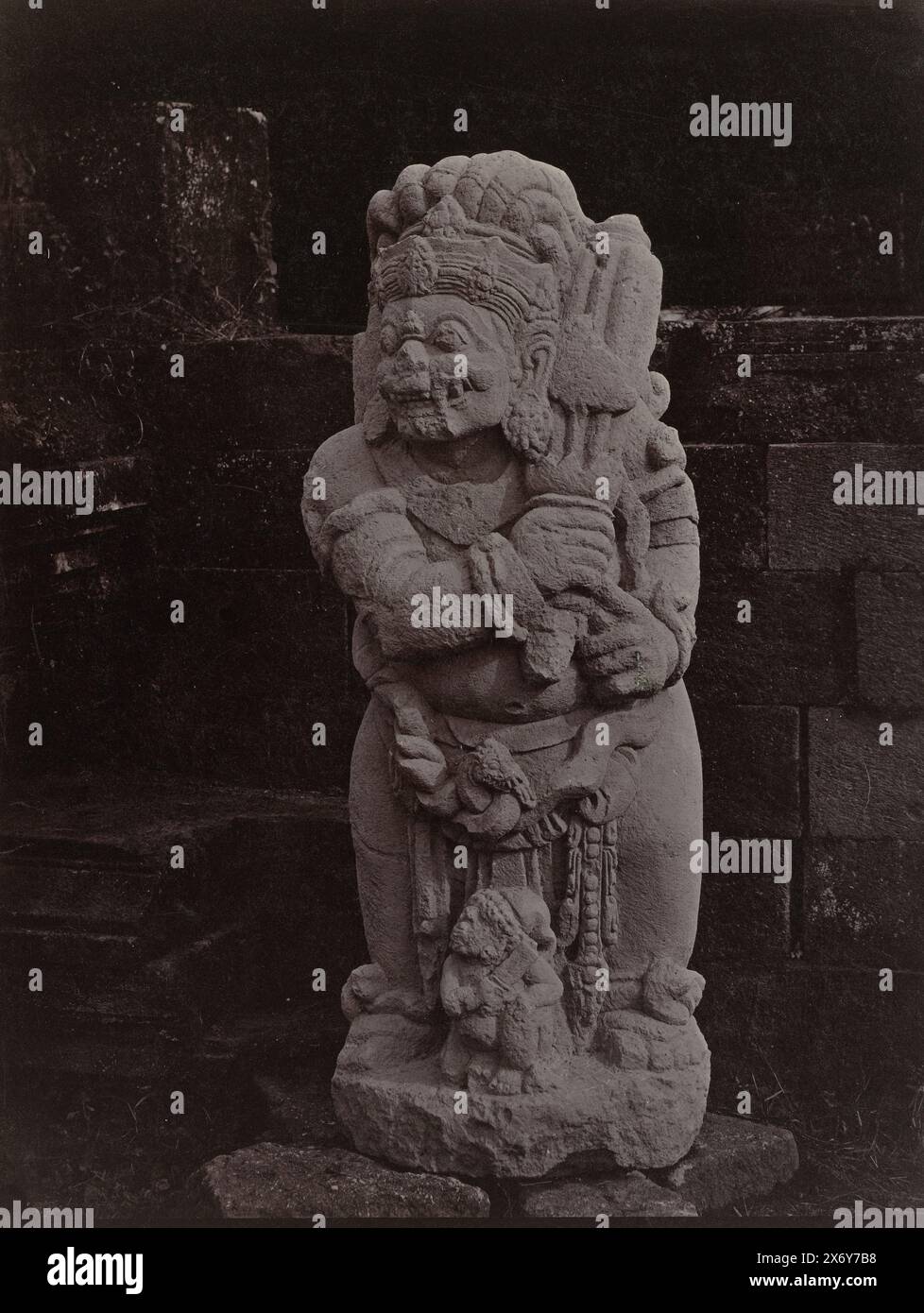 Statue d'un garde de temple avec un instrument à percussion dans sa main à Candi Panataran, garde de temple, trouvé dans un temple inachevé. Panataran (R. Kediri) (titre sur objet), photographie, Isidore Kinsbergen, Java, (éventuellement), fév-1867 - juin-1867, papier, impression albumen, hauteur, 240 mm × largeur, 290 mm Banque D'Images