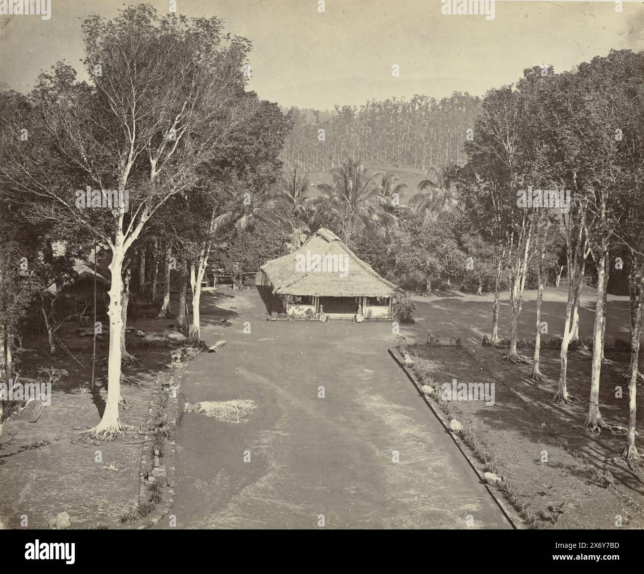 Avenue du Borobudur, Avenue menant au Boro-Boedoer, dans laquelle il y a quelques sculptures inachevées (Singa, Bouddha, etc) (titre sur objet), photographie, Isidore Kinsbergen, Java, (éventuellement), Sep-1873 - Dec-1873, papier, impression albumen, hauteur, 240 mm × largeur, 300 mm Banque D'Images