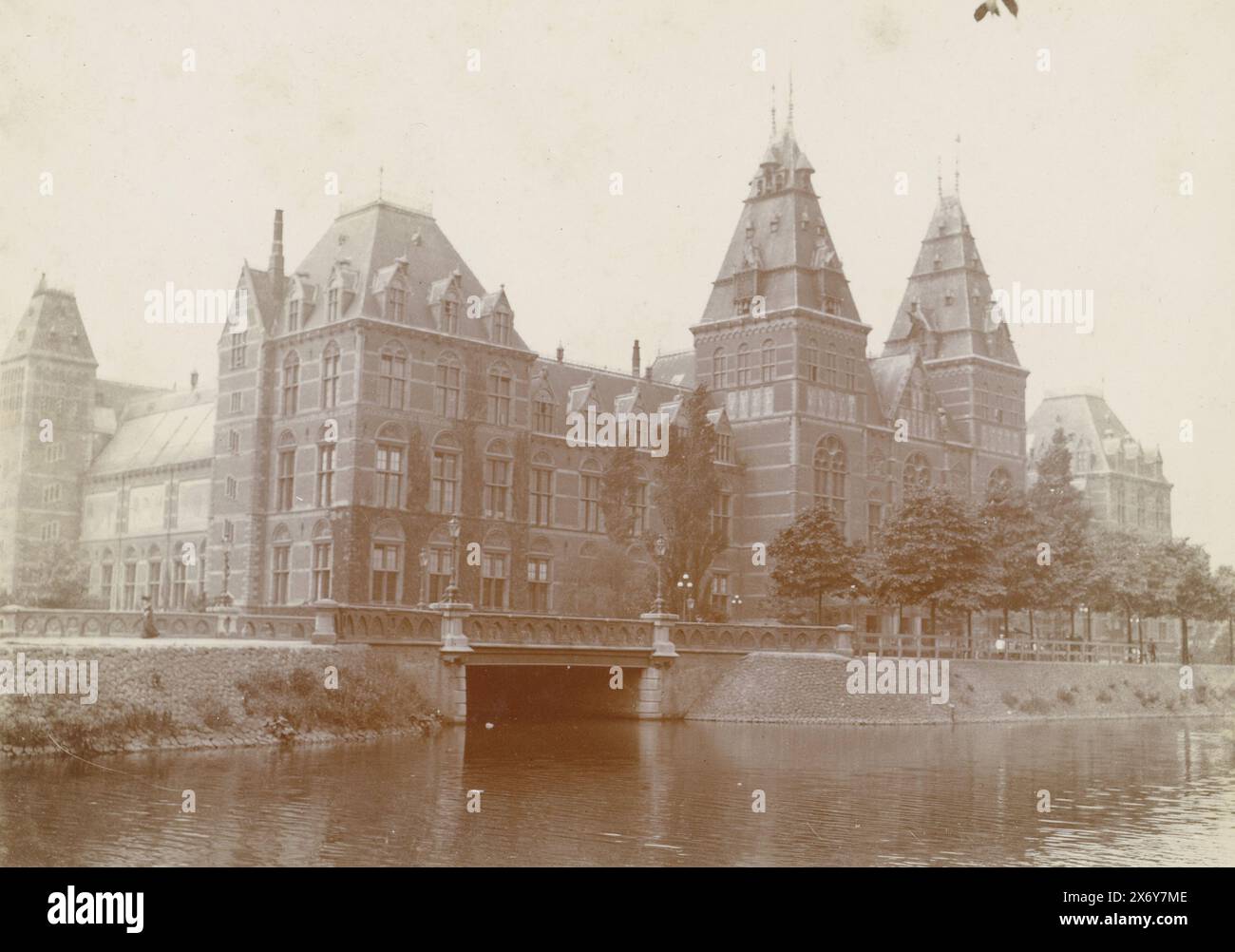 Vue du Rijksmuseum, vue du Singelgracht, photographie, James Higson, (attribué à), Amsterdam, 1904, papier baryta, hauteur, 109 mm × largeur, 152 mm Banque D'Images