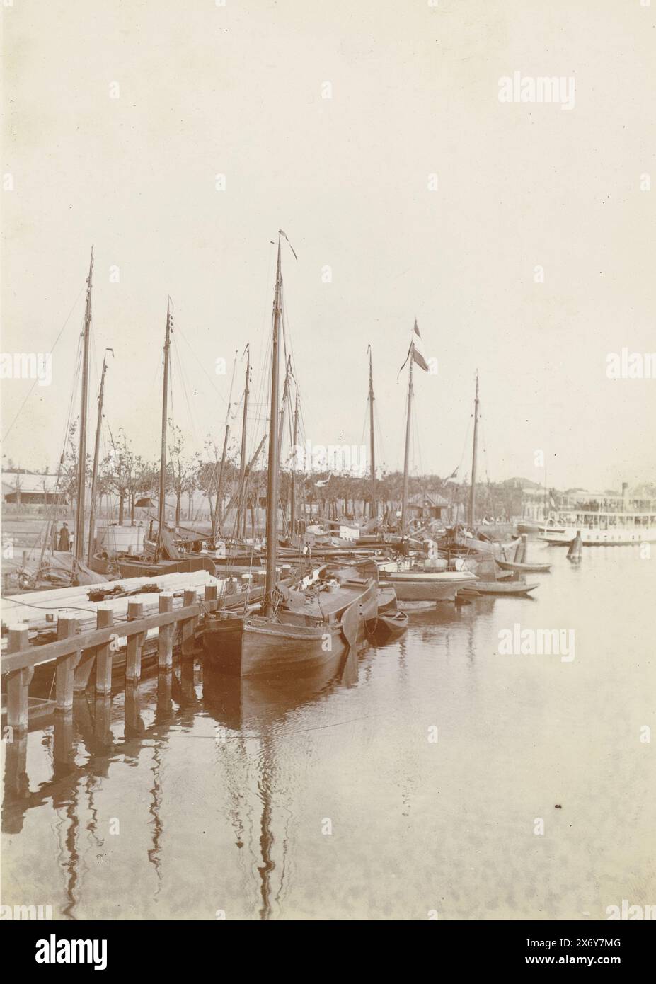 Navires amarrés dans le port de Zaandam, photographie, James Higson, (attribué à), Zaandam, 1904, papier baryta, hauteur, 152 mm × largeur, 108 mm Banque D'Images