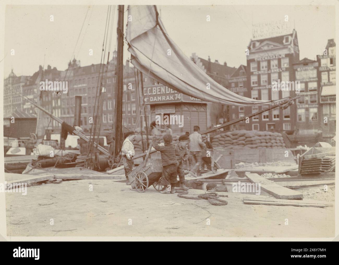 Enfants et travailleurs jouant sur le Damrak, photographie, James Higson, (attribué à), Amsterdam, 1904, papier baryta, hauteur, 108 mm × largeur, 153 mm Banque D'Images