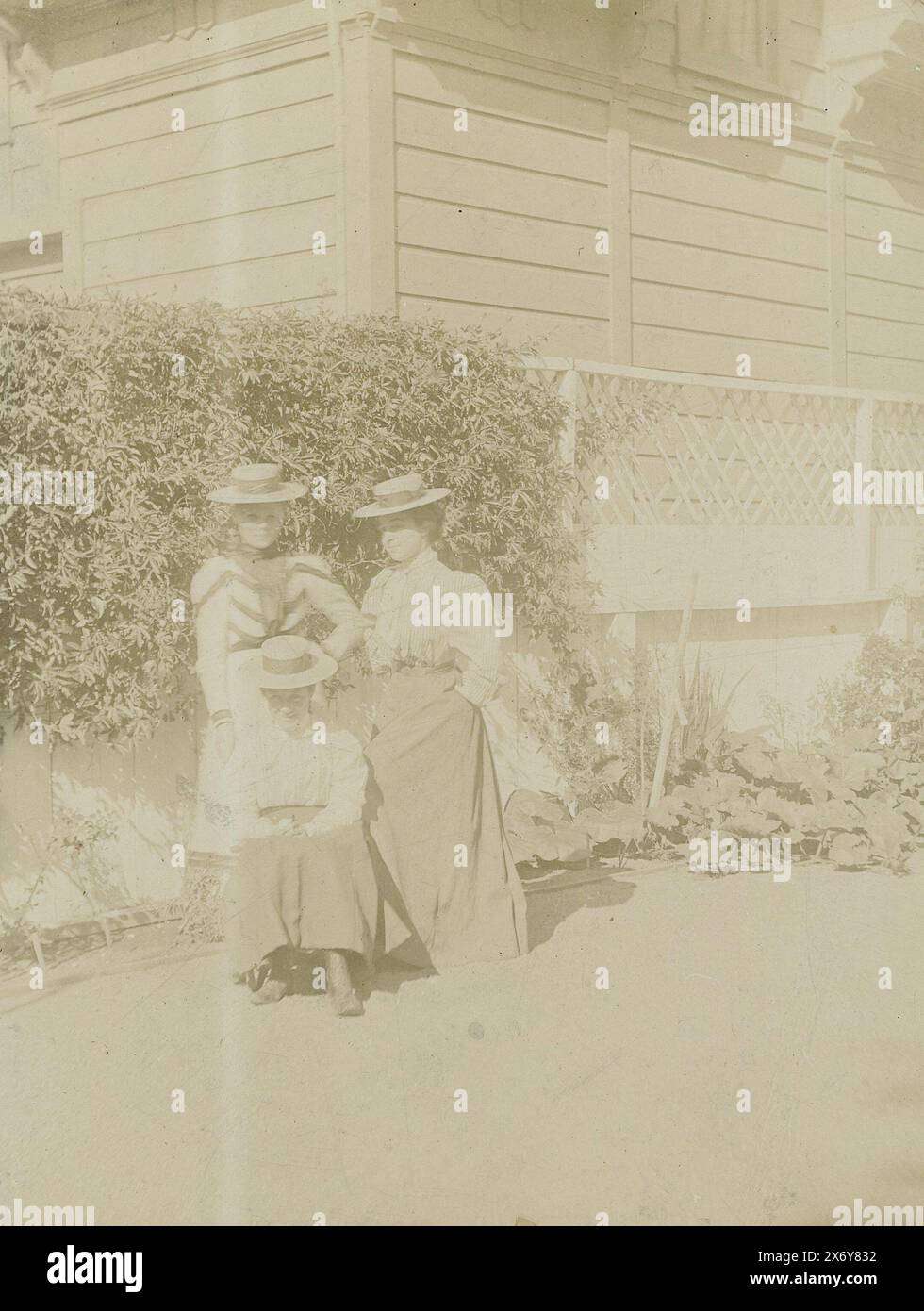 Portrait d'une fille avec un chien, États-Unis, cette photo fait partie d'un album., photographie, anonyme, États-Unis d'Amérique, 1900 - 1920, papier, hauteur, 49 mm × largeur, 36 mm Banque D'Images