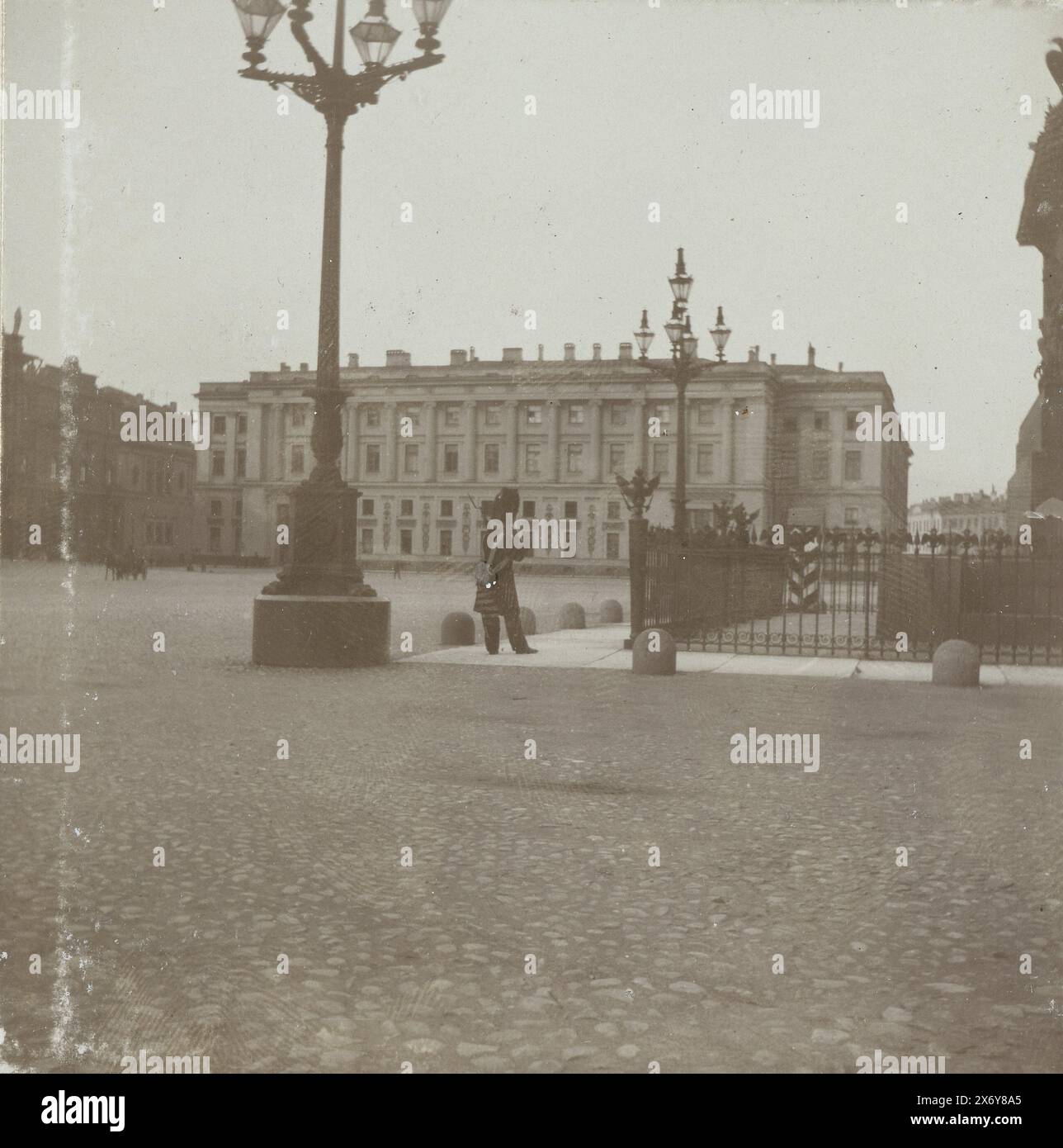 The Square in front of the Hermitage in mis en place Petersburg., mis en place Petersburg Square in front of the Winter Palace (titre sur objet), photographie, Henry Pauw van Wieldrecht, (possiblement), Henry Pauw van Wieldrecht, 1898, paper, albumen print, height, 100 mm × largeur, 100 mm, hauteur, 259 mm × largeur, 365 mm Banque D'Images