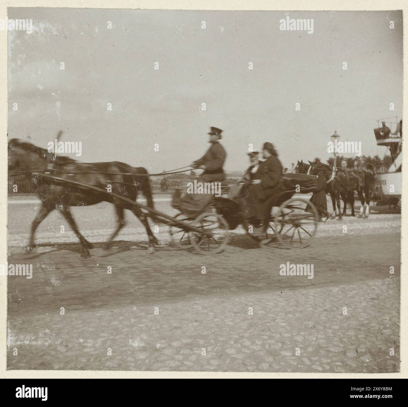 Prêtre orthodoxe russe dans un chariot avec un coachman, pape russe (titre sur objet), photographie, Henry Pauw van Wieldrecht, (peut-être), Henry Pauw van Wieldrecht, 1898, papier, impression sur albumine, hauteur, 100 mm × largeur, 100 mm, hauteur, 259 mm × largeur, 365 mm Banque D'Images