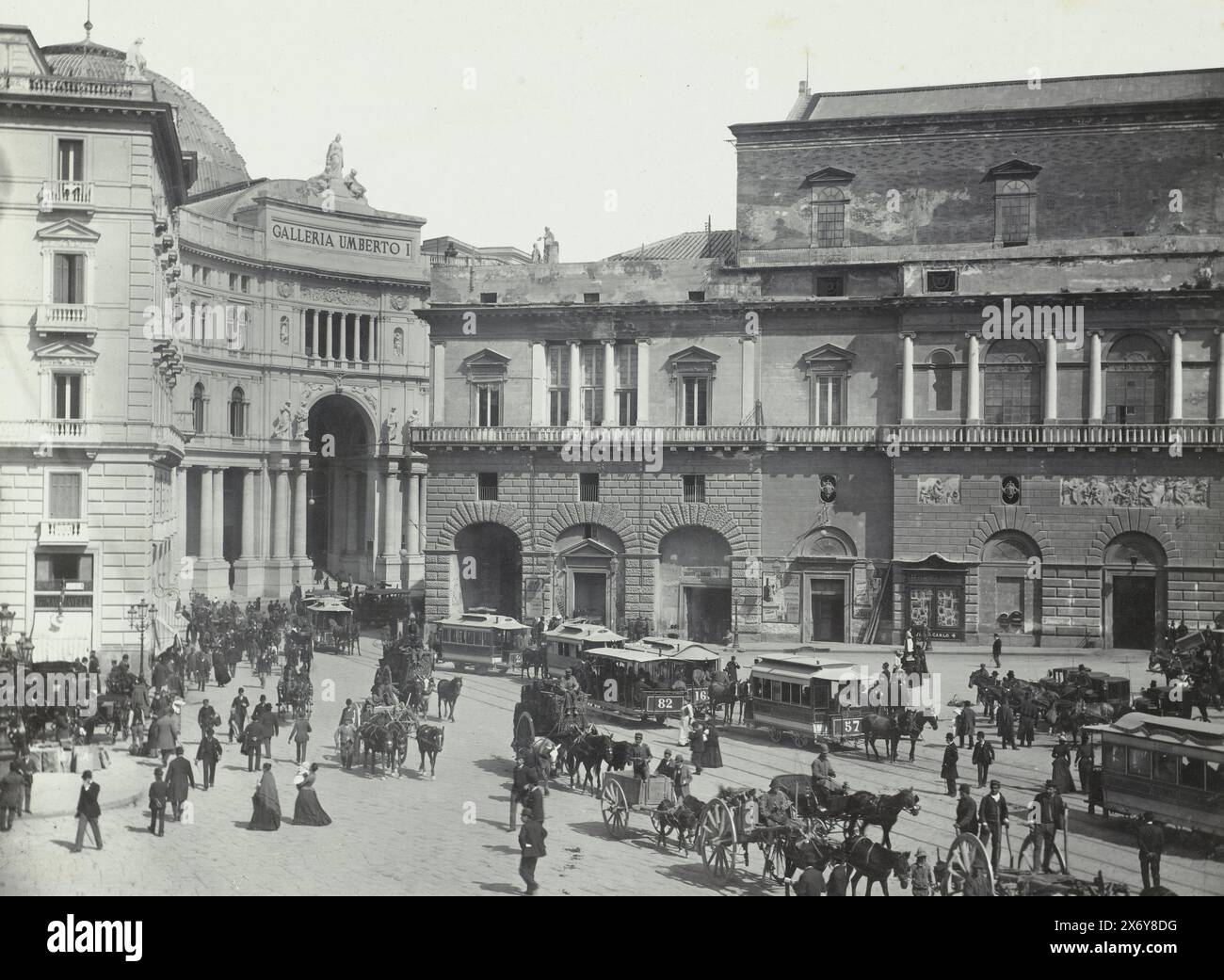 1178 Napoli (titre sur objet), Naples (titre sur objet), vue de rue à Naples d'une rue animée avec des tramways et des calèches tirés par des chevaux., photographie, Giorgio Sommer, (mentionné sur objet), Naples, pays-Bas, c. 1893 - c. 1903, support photographique, tirage albumine, hauteur, 200 mm × largeur, 252 mm, hauteur, 309 mm × largeur, 507 mm Banque D'Images