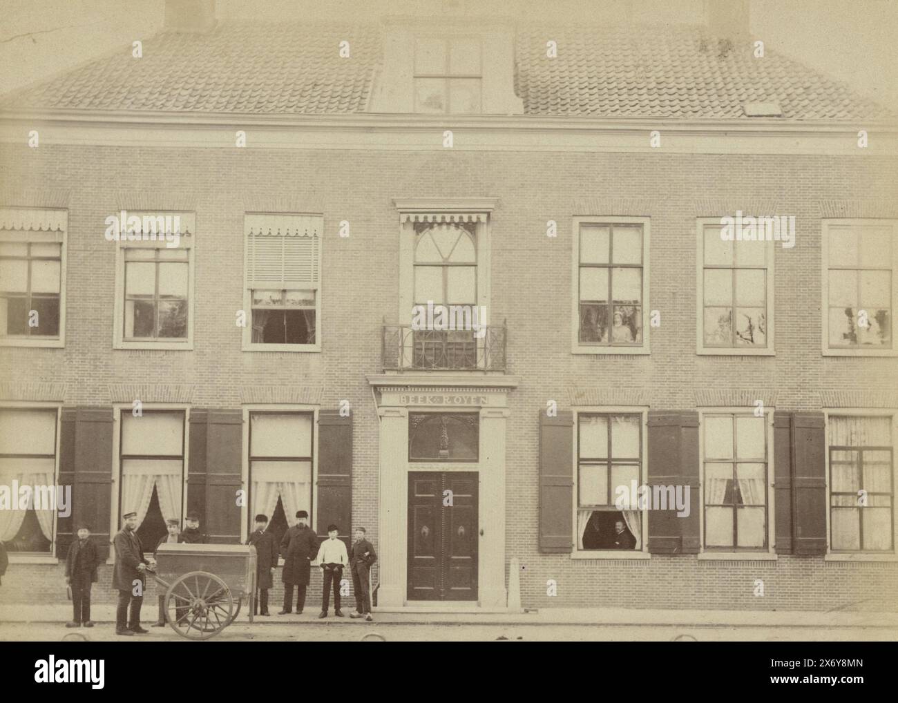 Maison Beek en Royen à Zeist, la maison seigneuriale Beek en Royen à Zeist, avec un certain nombre d'hommes avec un chariot à main devant la maison. Avec légende : House of M. v.d. Poll, Zeist., photographie, Henry Pauw van Wieldrecht, (attribué à), pays-Bas, 1888, papier, impression albumen, hauteur, 122 mm × largeur, 157 mm, hauteur, 302 mm × largeur, 250 mm Banque D'Images