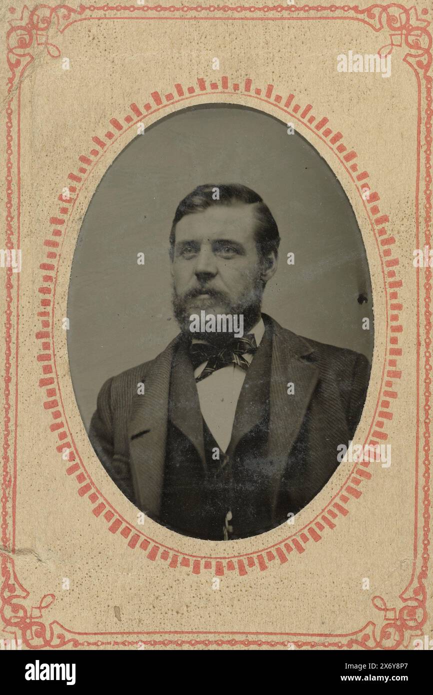 Portrait d'un homme, États-Unis, dans un tapis de papier avec texte publicitaire pour vêtements (Jackson's Home-Made Suits, Pittsburgh, PA), photographie, anonyme, États-Unis d'Amérique, c. 1880 - 1910, métal, ferrotypage, hauteur, 73 mm × largeur, 52 mm Banque D'Images