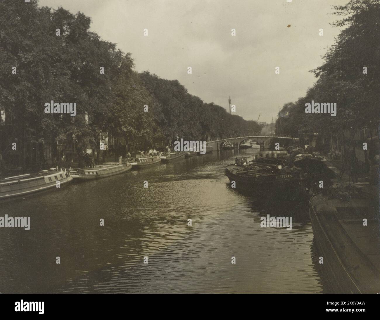 Canal à Amsterdam, photographie, anonyme, Amsterdam, c. 1900, support photographique, tirage argenté gélatineux, hauteur, 100 mm × largeur, 127 mm Banque D'Images