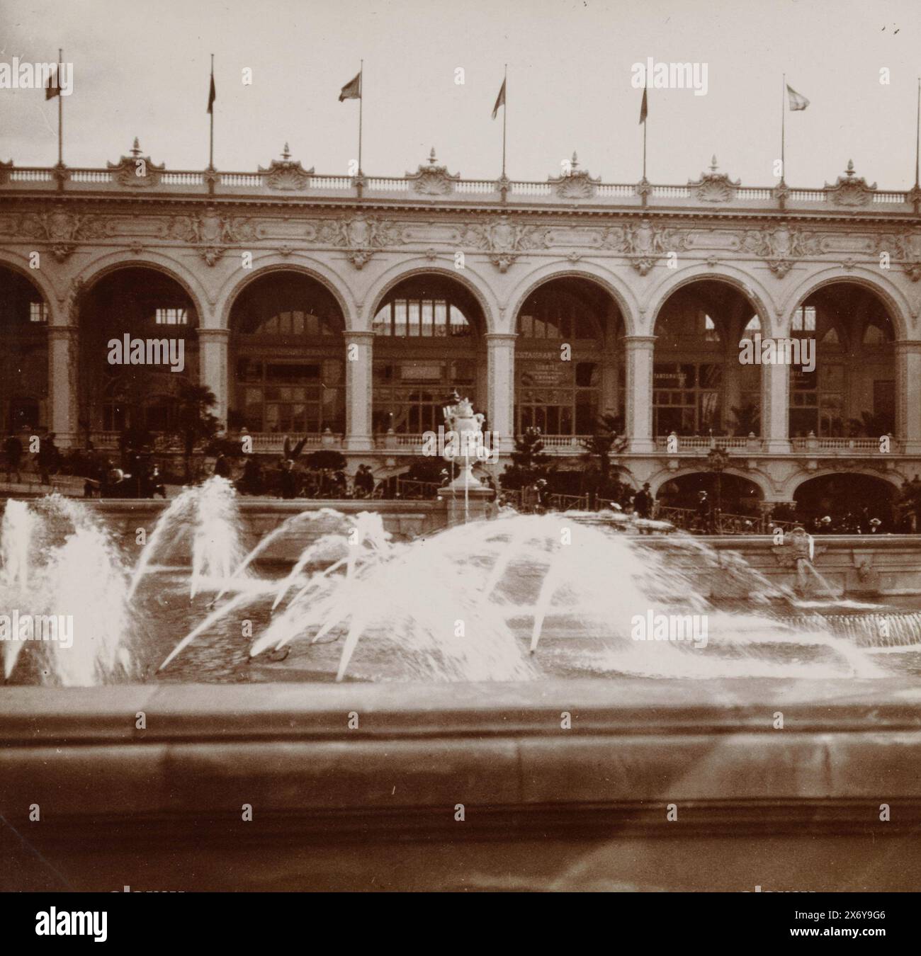 Fontaine devant le Palais d'Electricité, exposition universelle, Paris, France, fontaine devant le Palais d'Electricité, exposition universelle, Paris, France., photographie, anonyme, France, 1900, papier, hauteur, 84 mm × largeur, 84 mm Banque D'Images